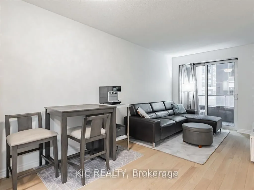 250 Wellington Street W #1727