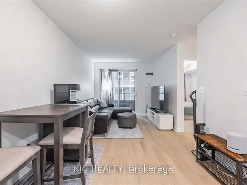 250 Wellington Street W #1727