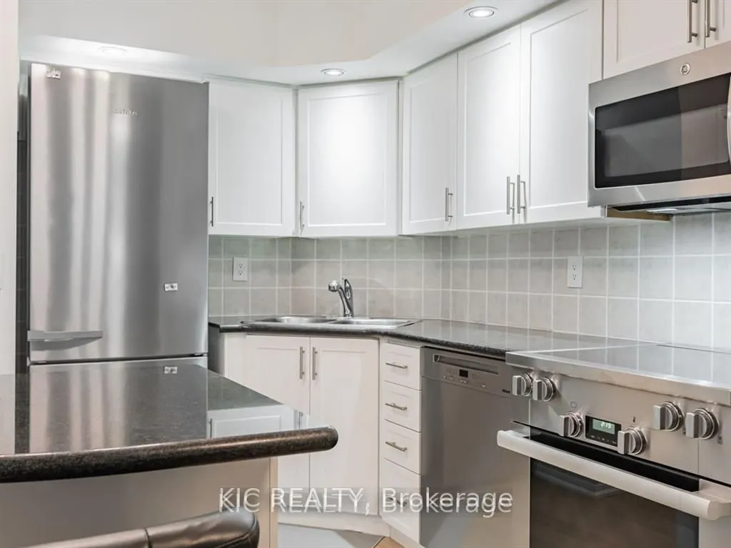250 Wellington Street W #1727