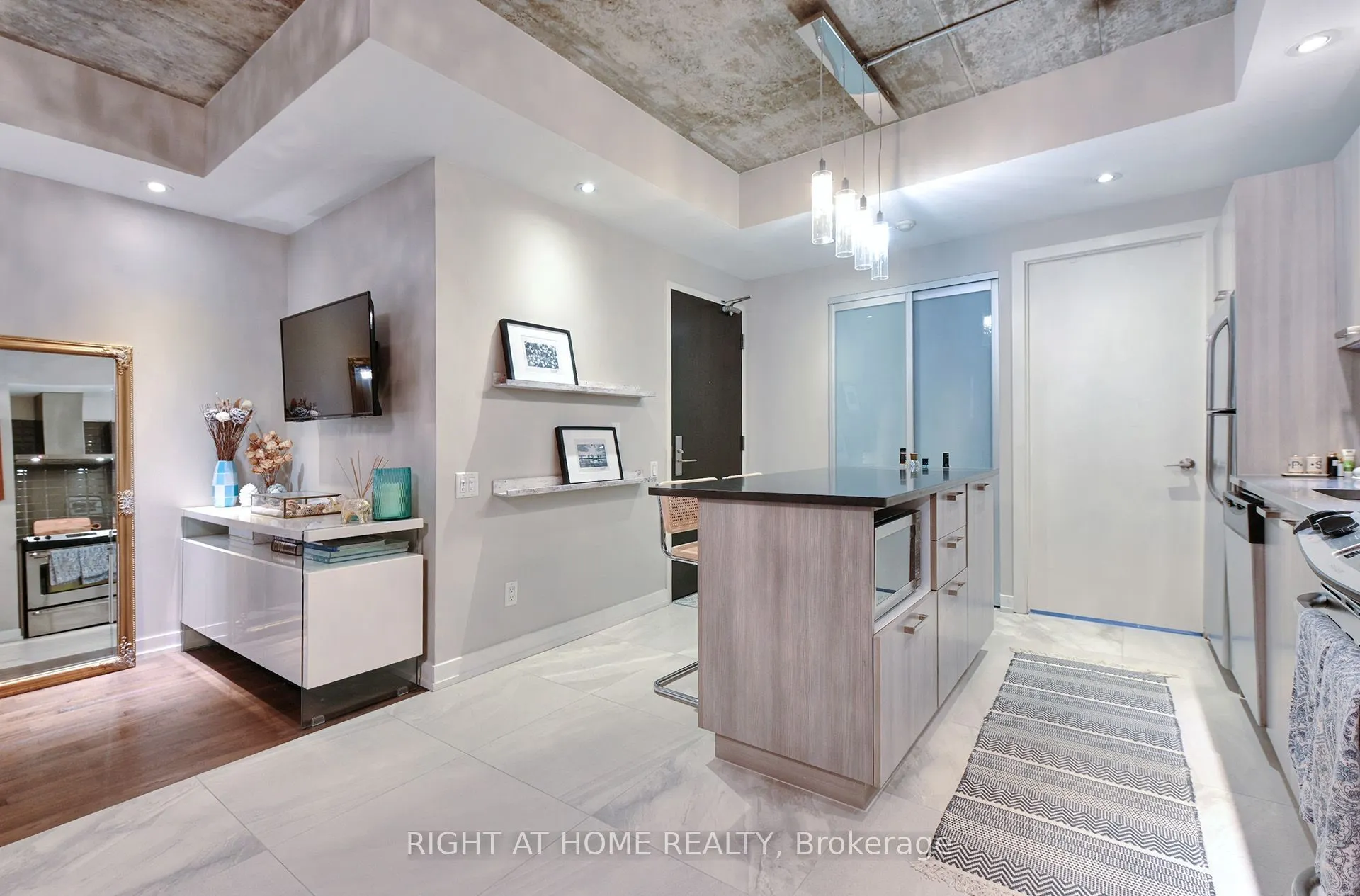 95 Bathurst Street #422