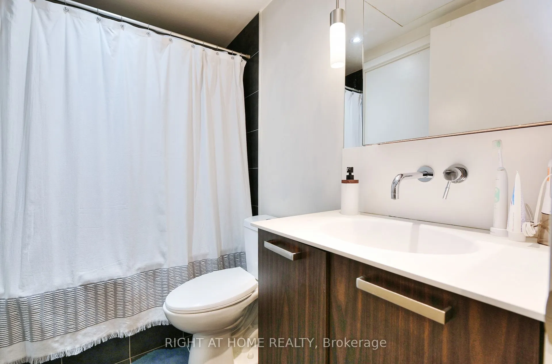 95 Bathurst Street #422
