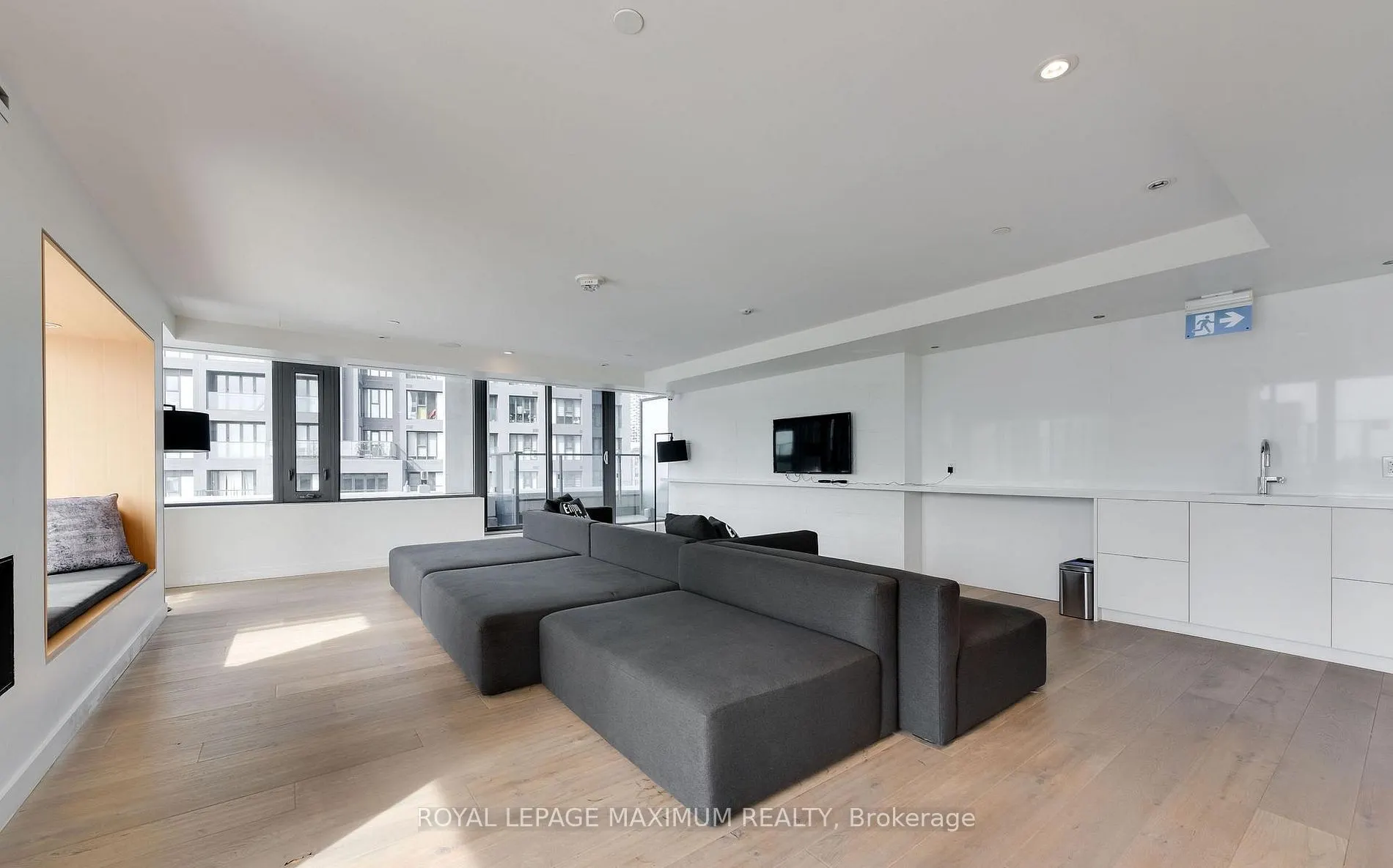 8 Hillsdale Avenue E #821