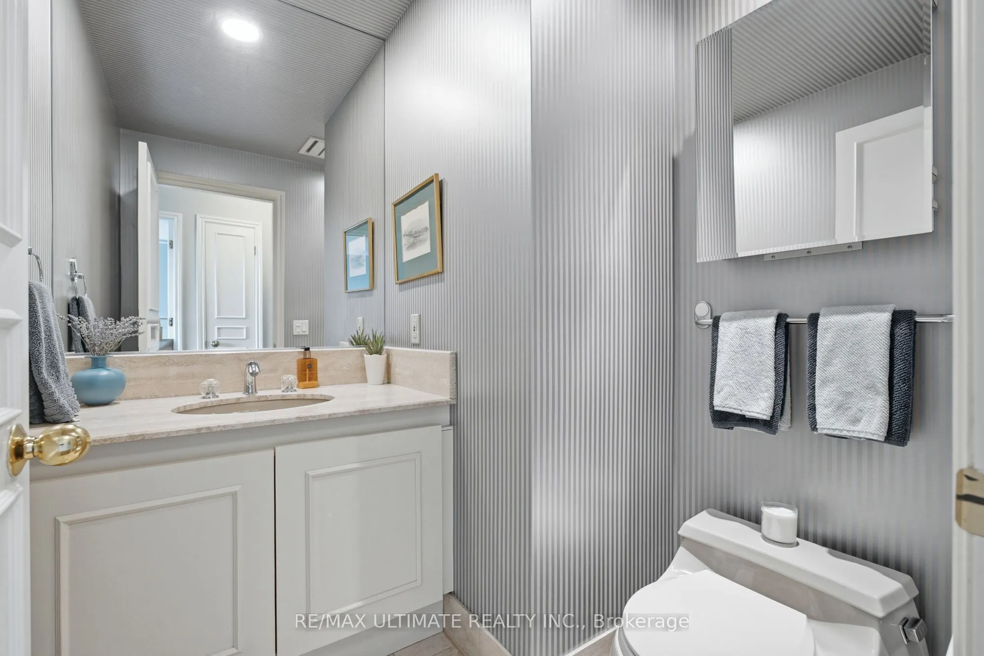 211 Queens Quay W #1105