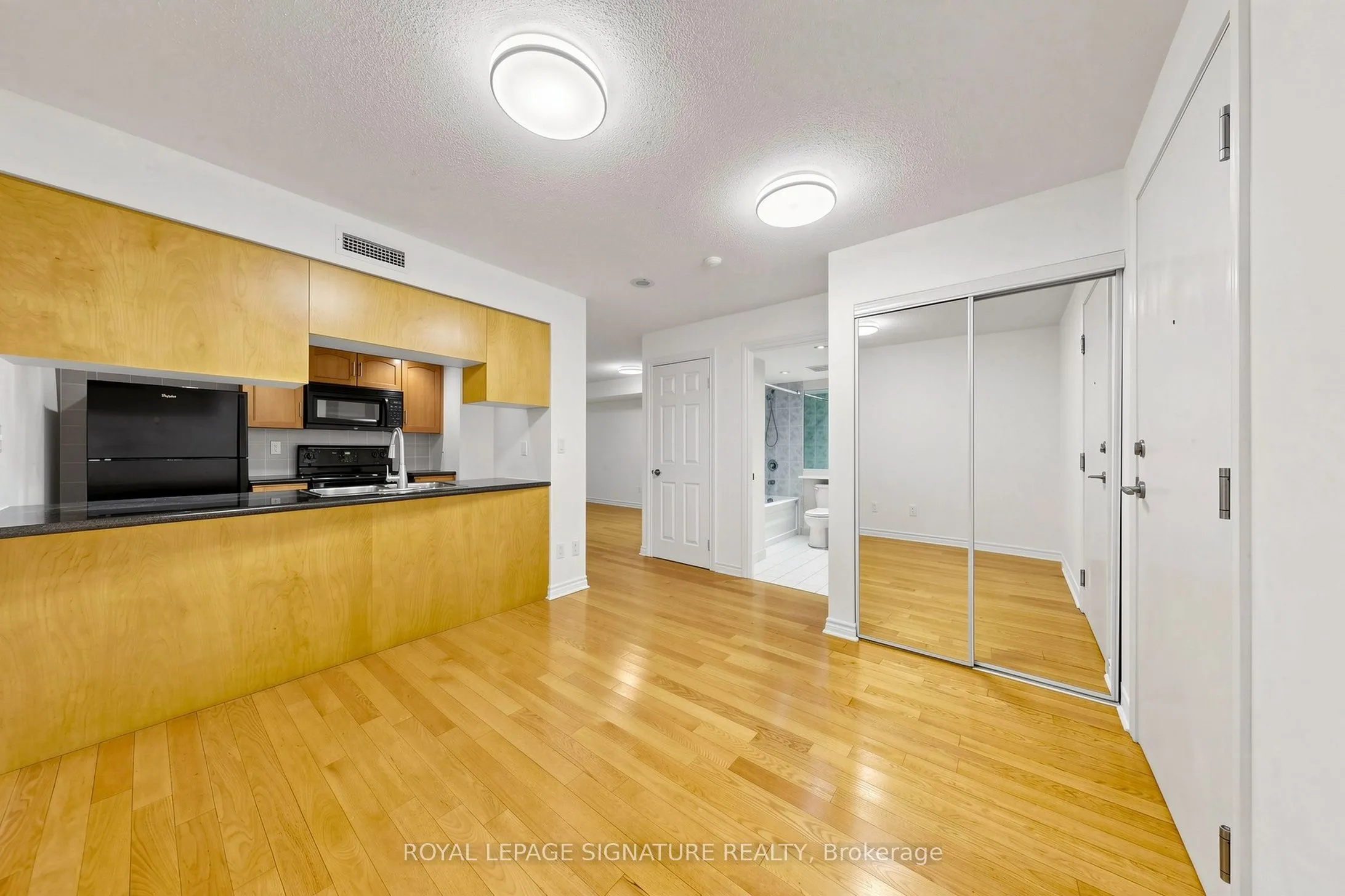 270 Wellington Street W #313