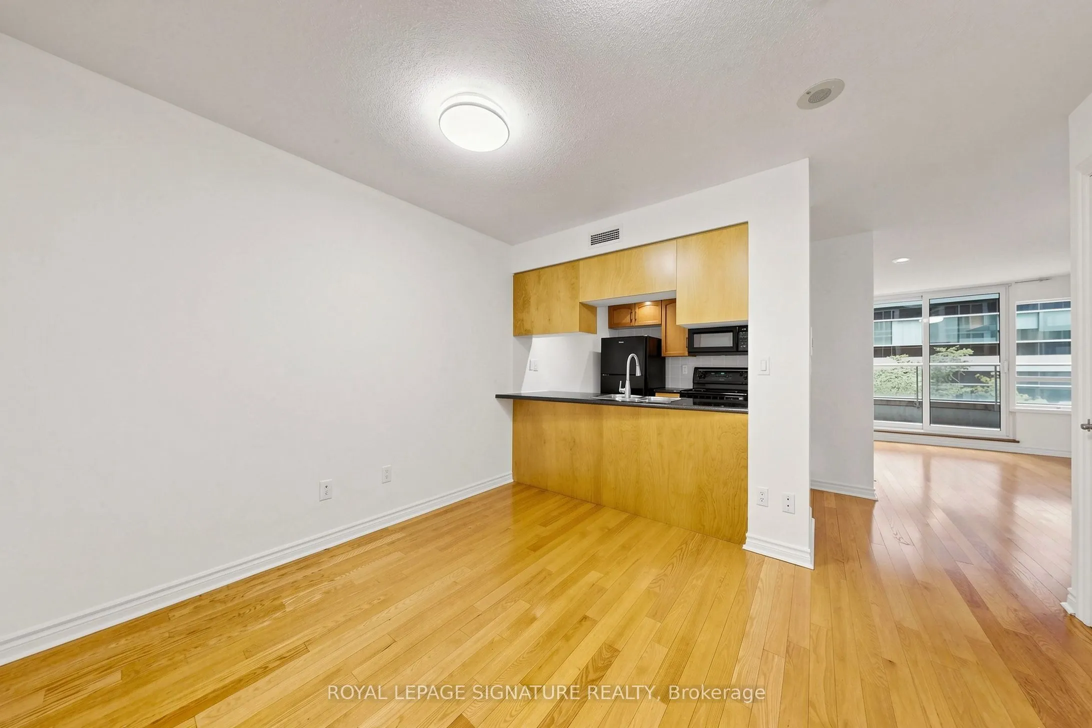 270 Wellington Street W #313