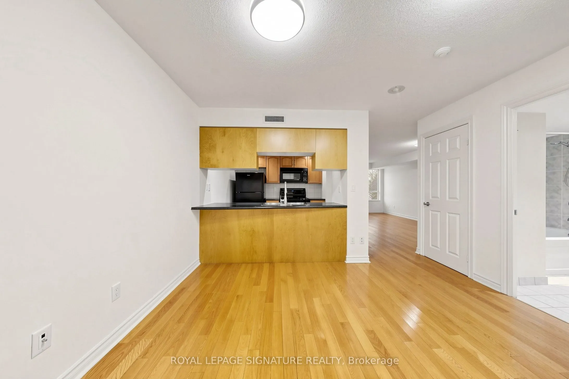 270 Wellington Street W #313
