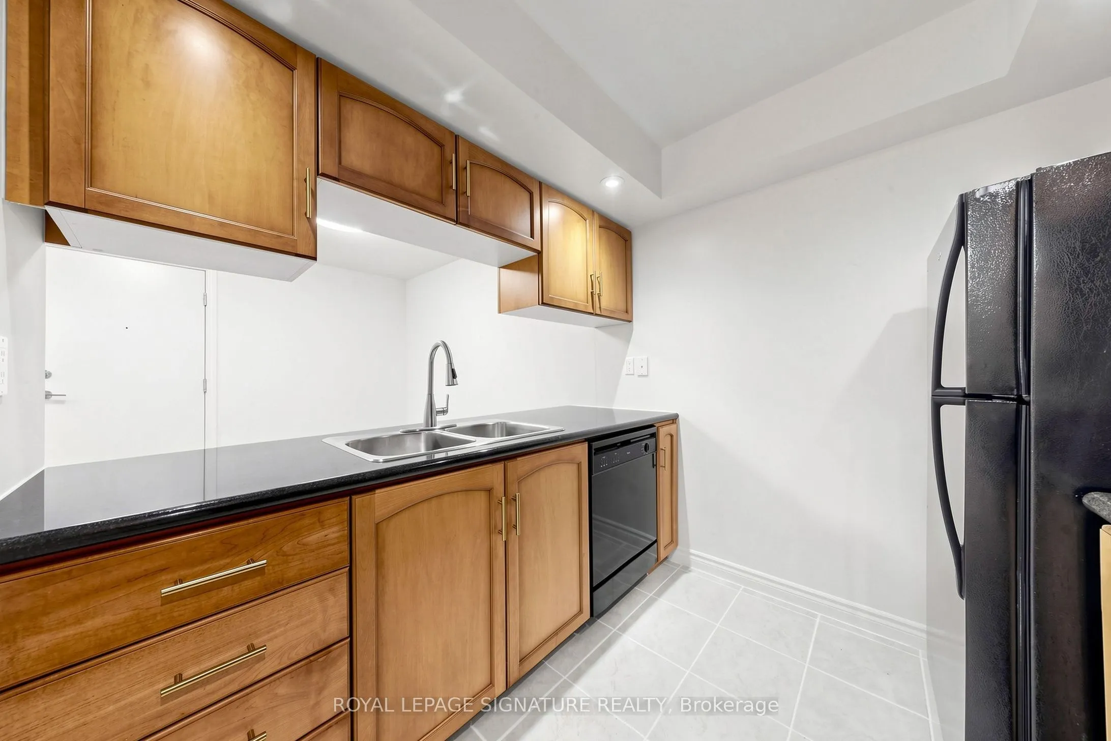 270 Wellington Street W #313