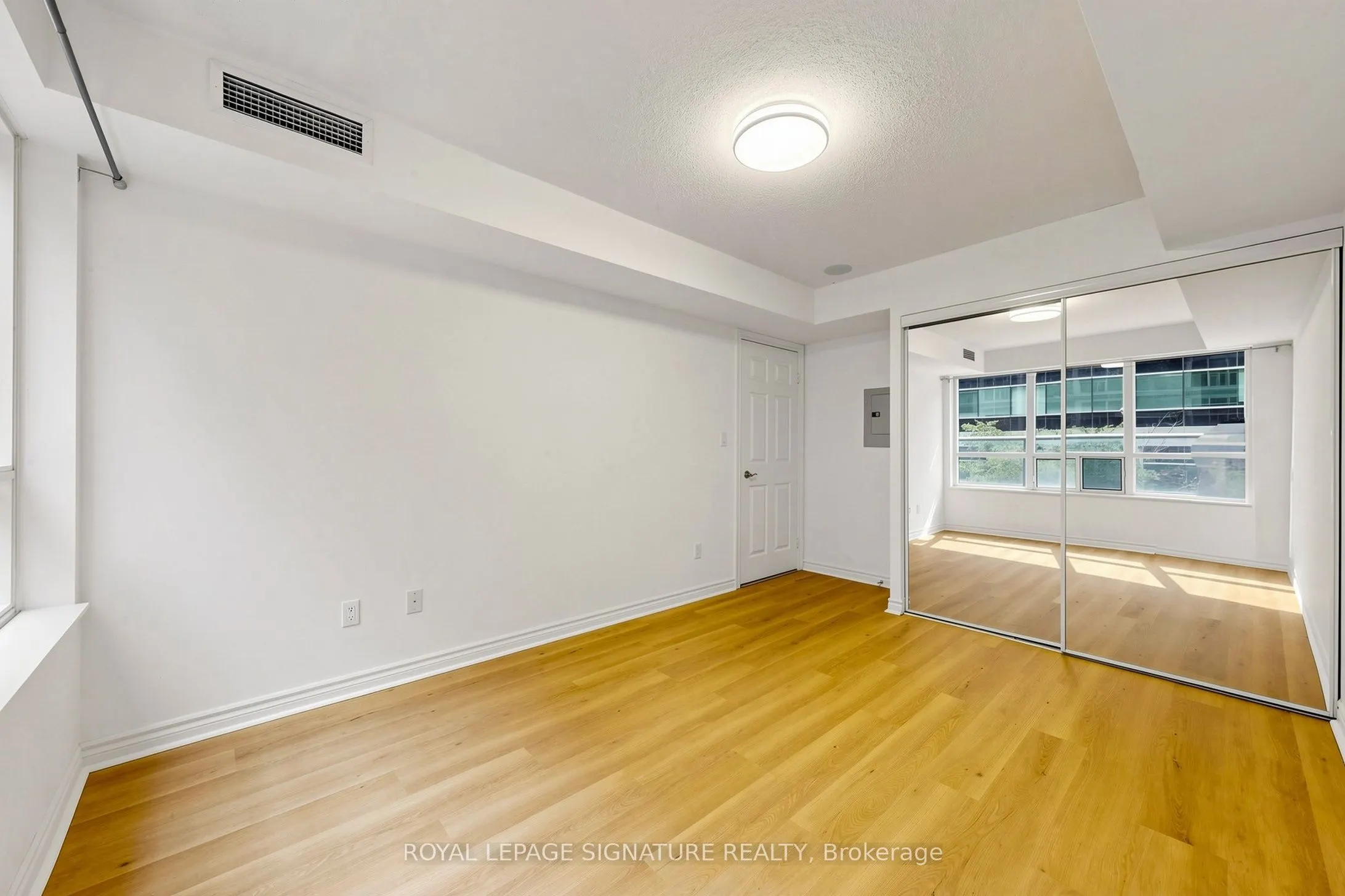 270 Wellington Street W #313