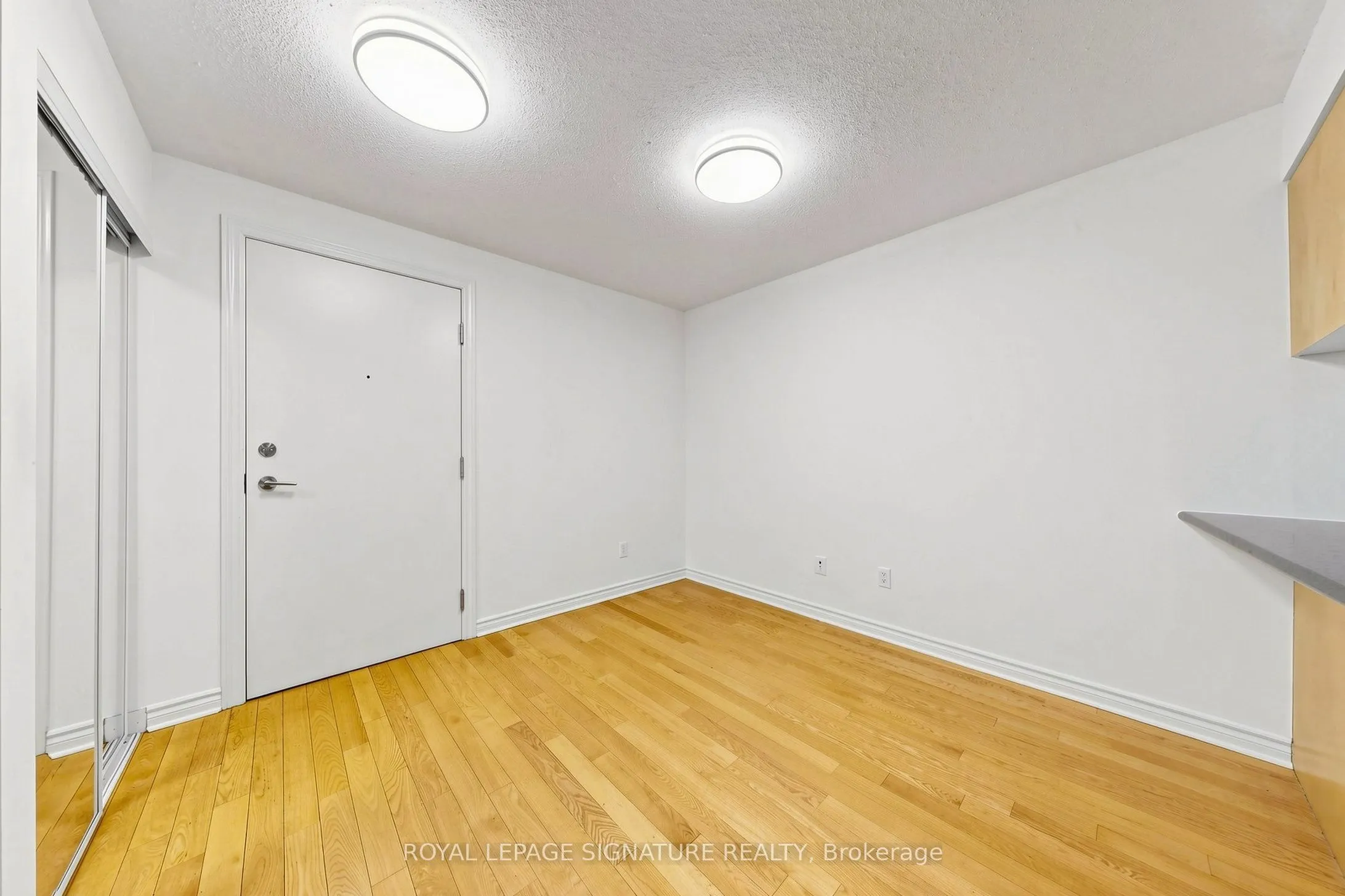 270 Wellington Street W #313
