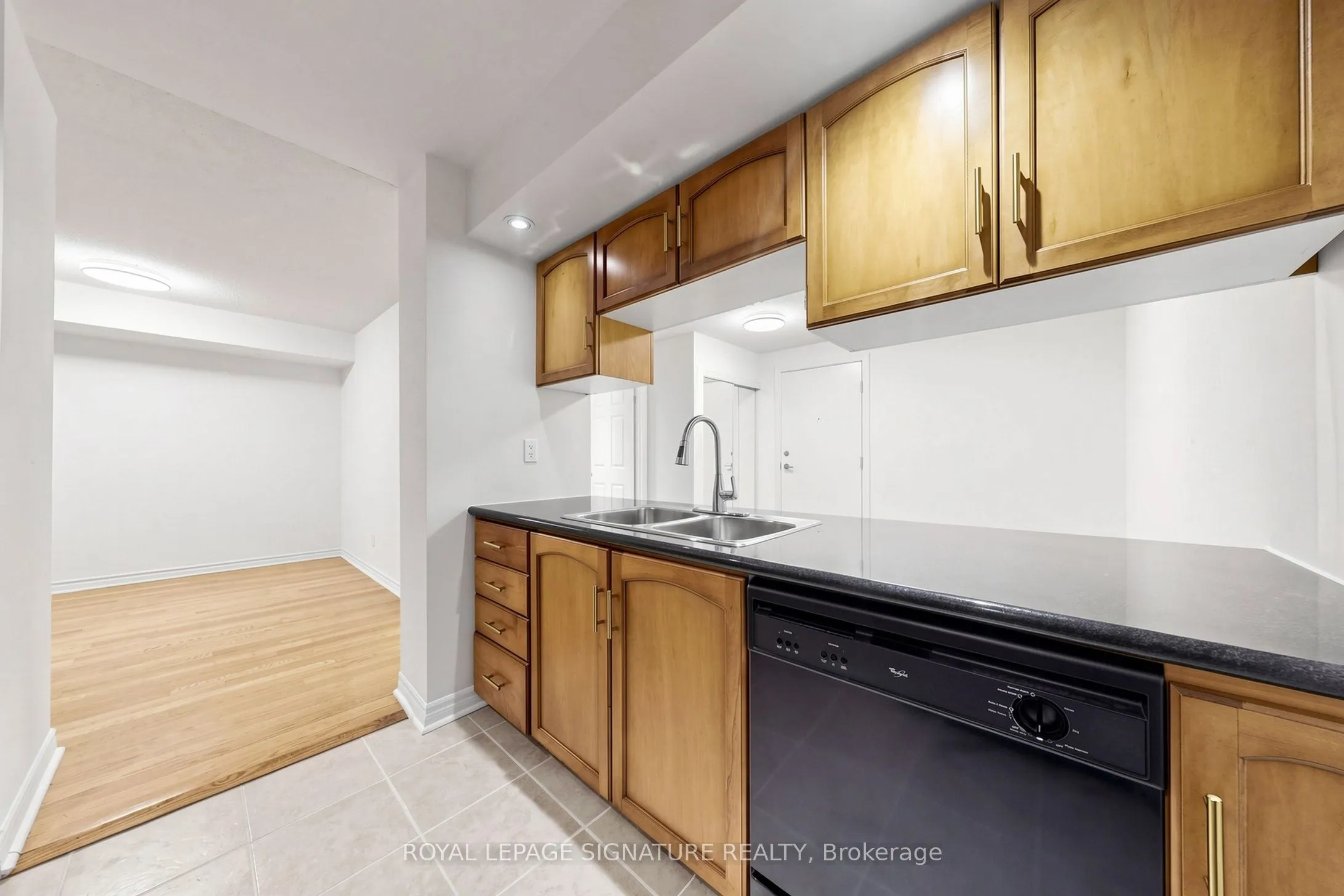 270 Wellington Street W #313