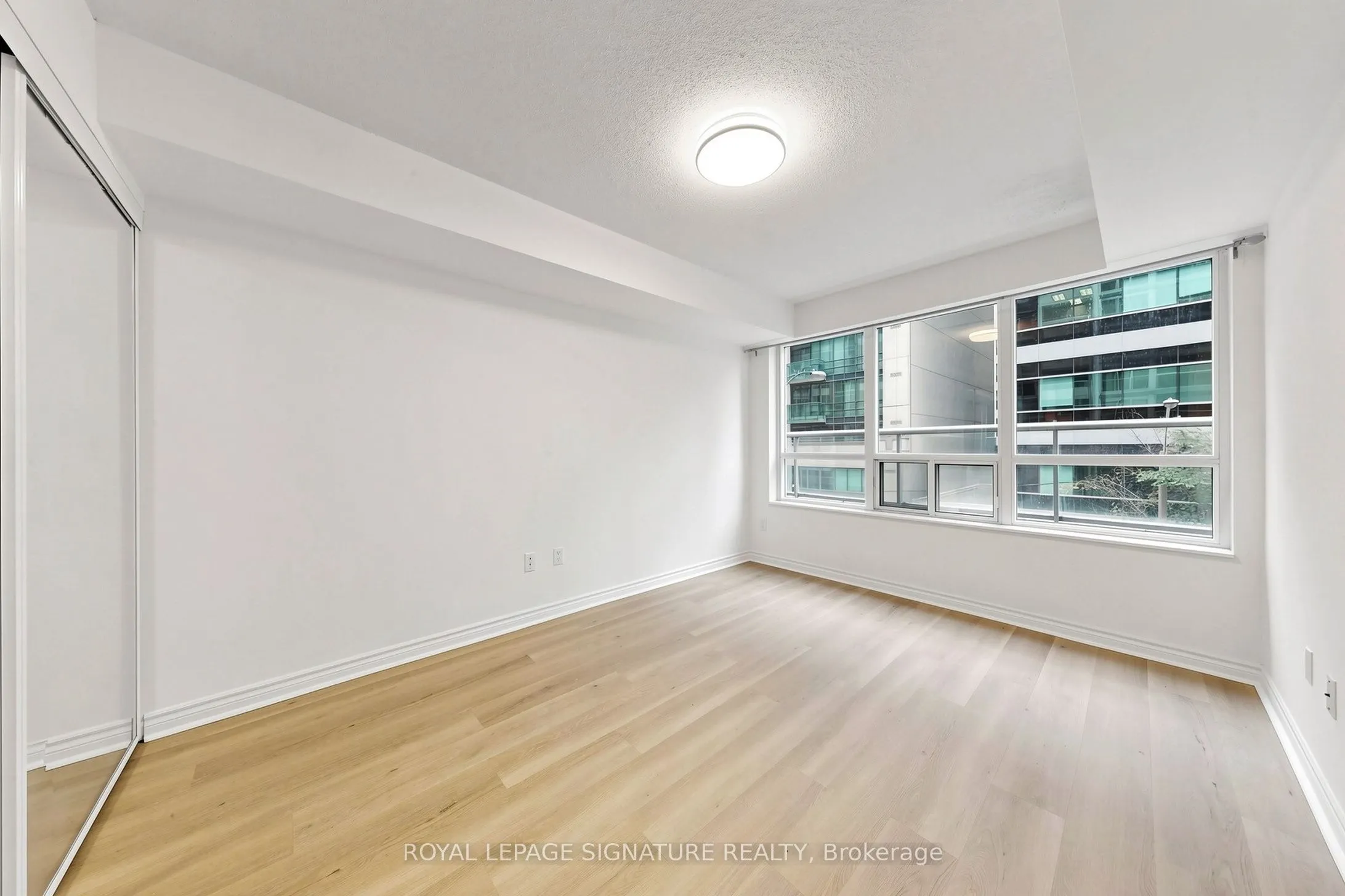 270 Wellington Street W #313