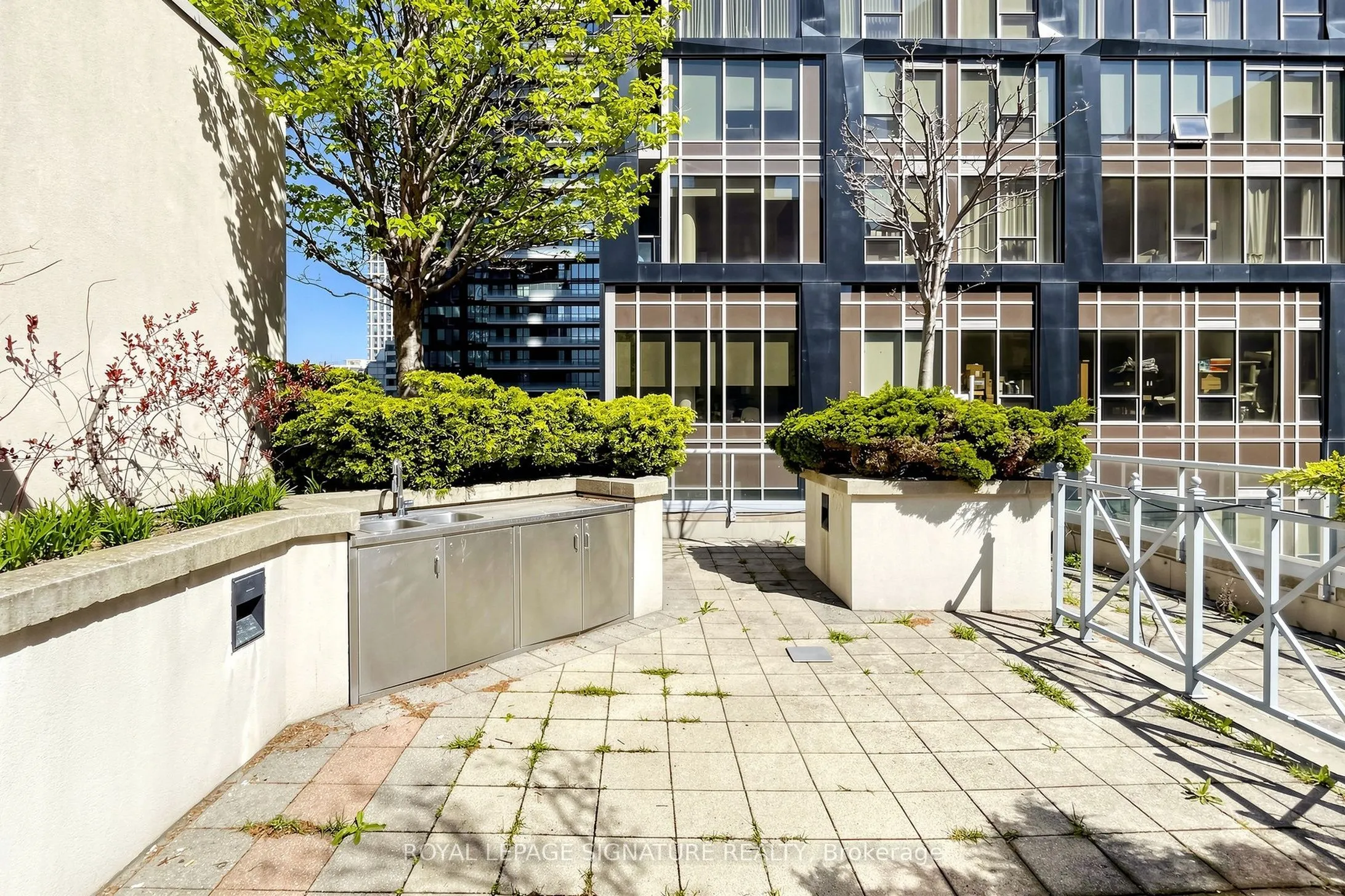270 Wellington Street W #313