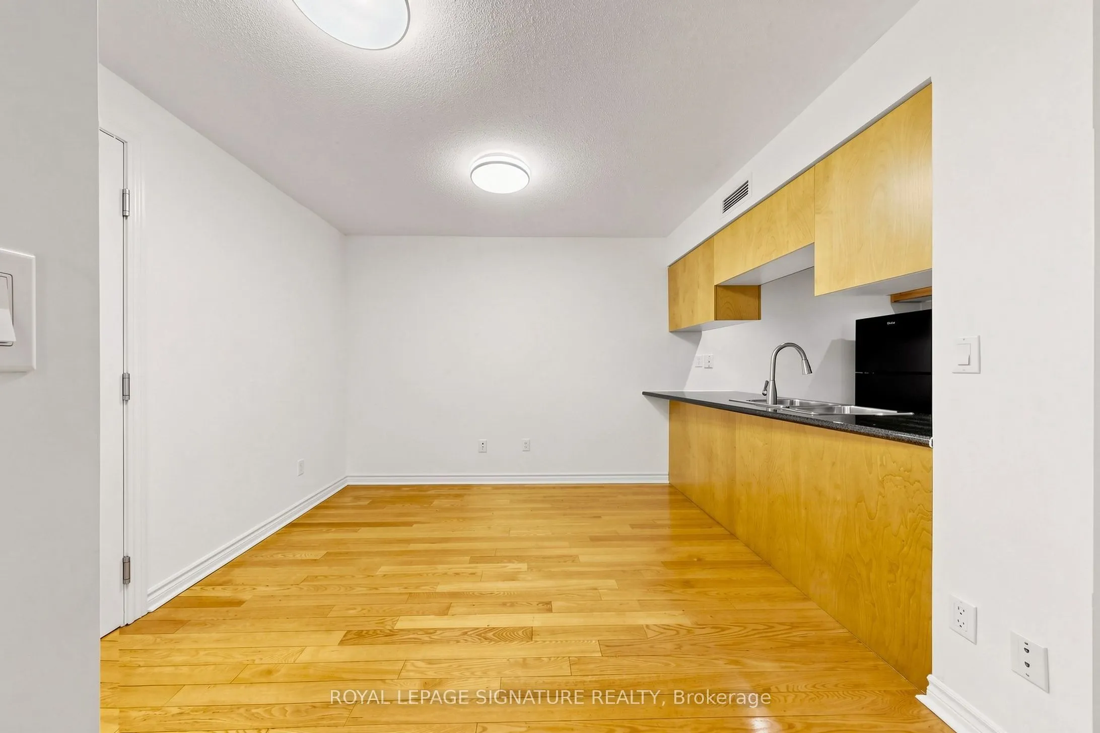 270 Wellington Street W #313