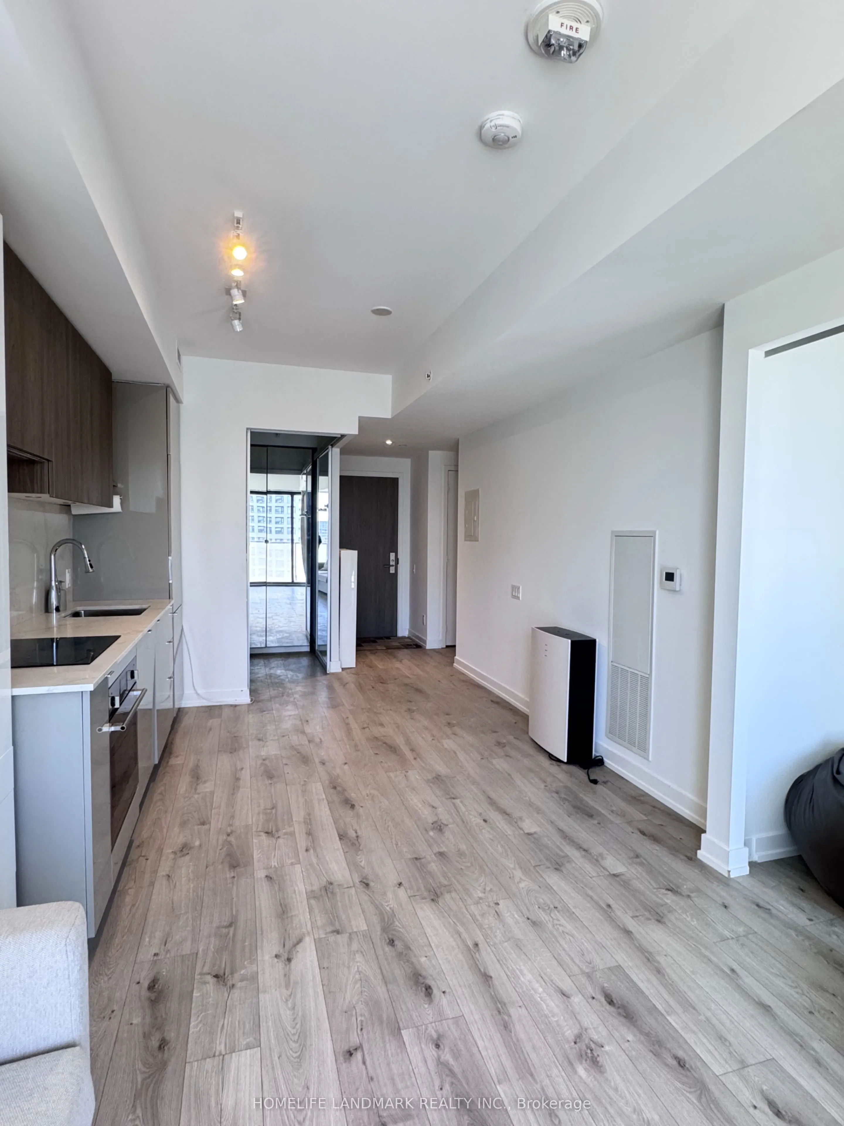 161 Roehampton Avenue #2211