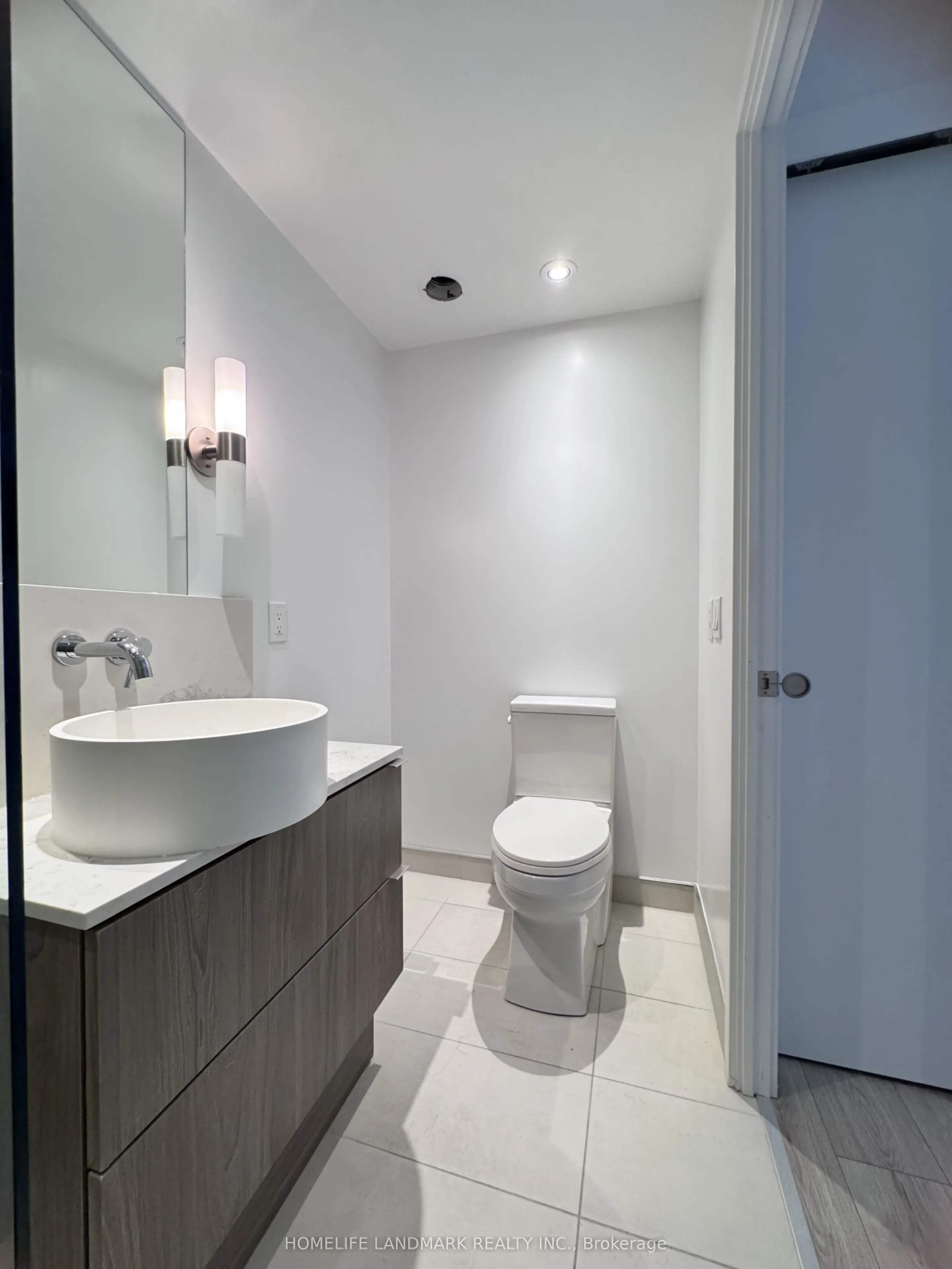 161 Roehampton Avenue #2211