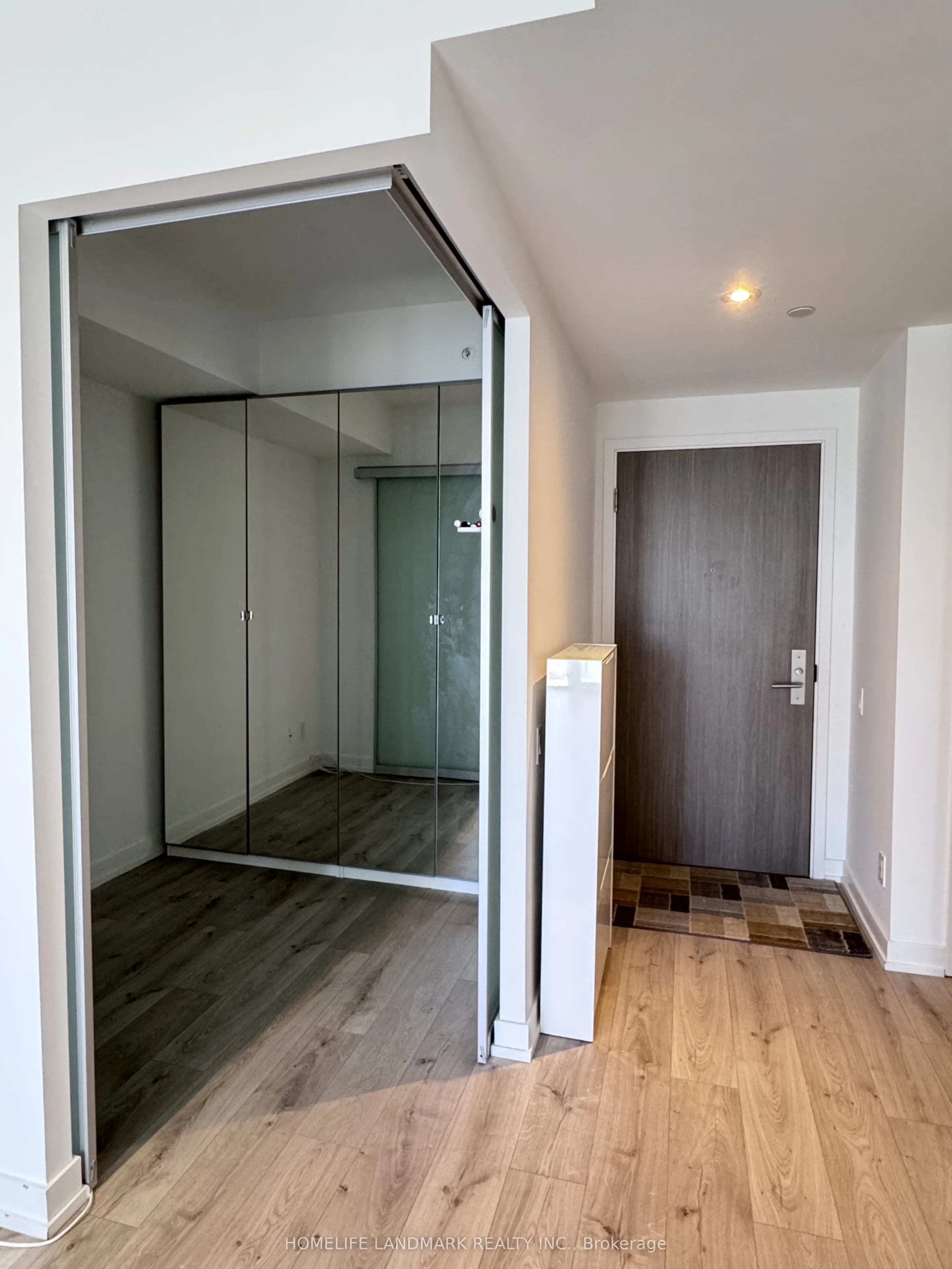 161 Roehampton Avenue #2211
