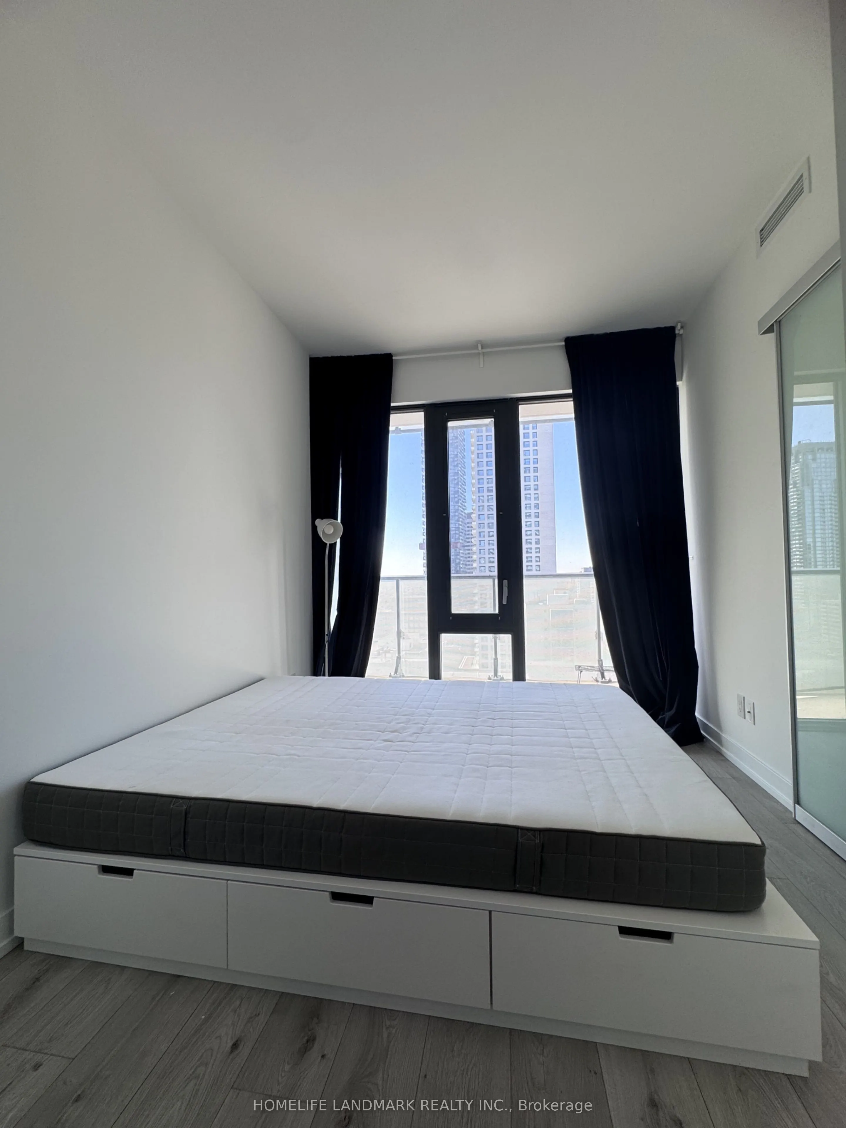 161 Roehampton Avenue #2211