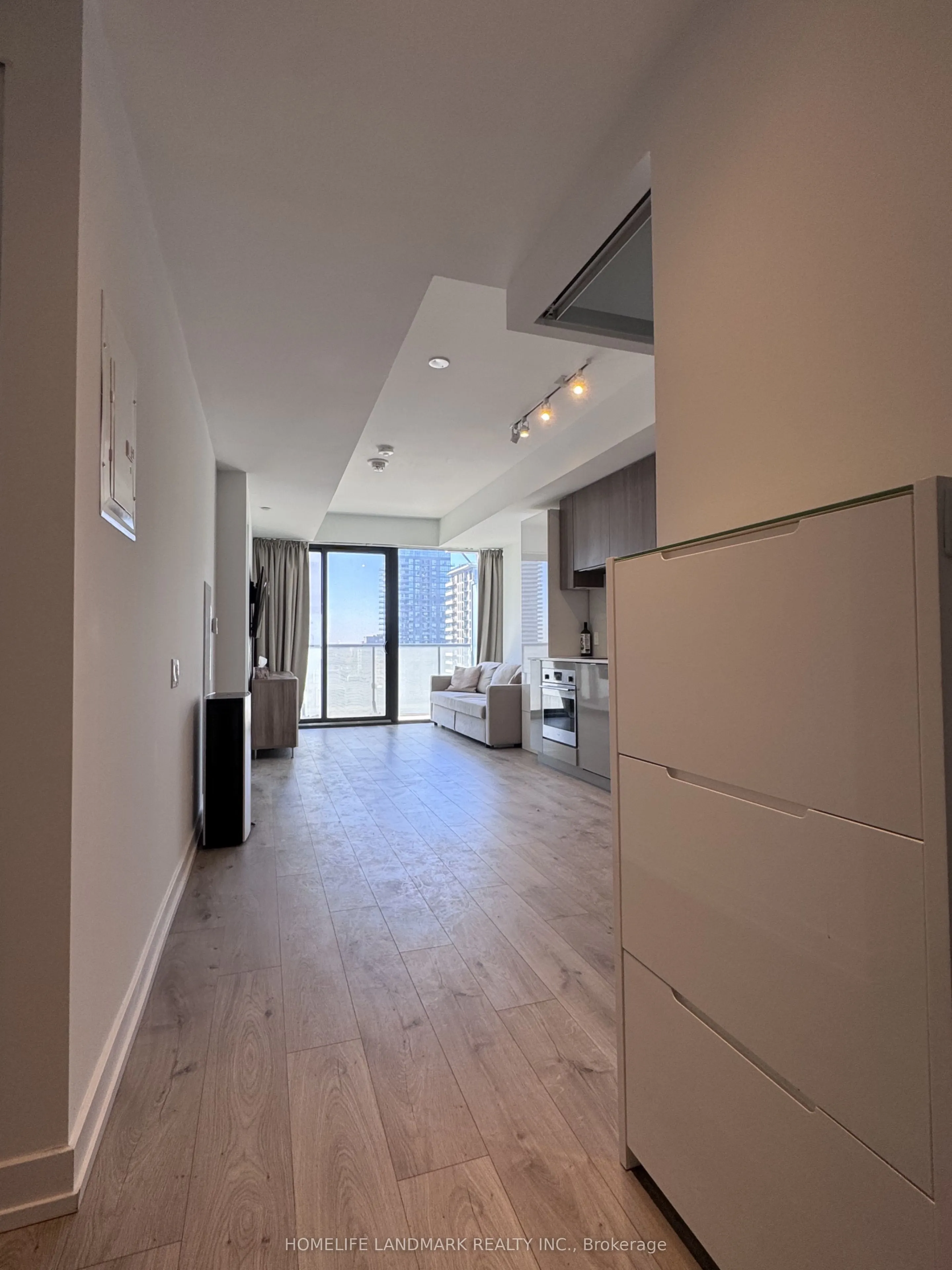 161 Roehampton Avenue #2211