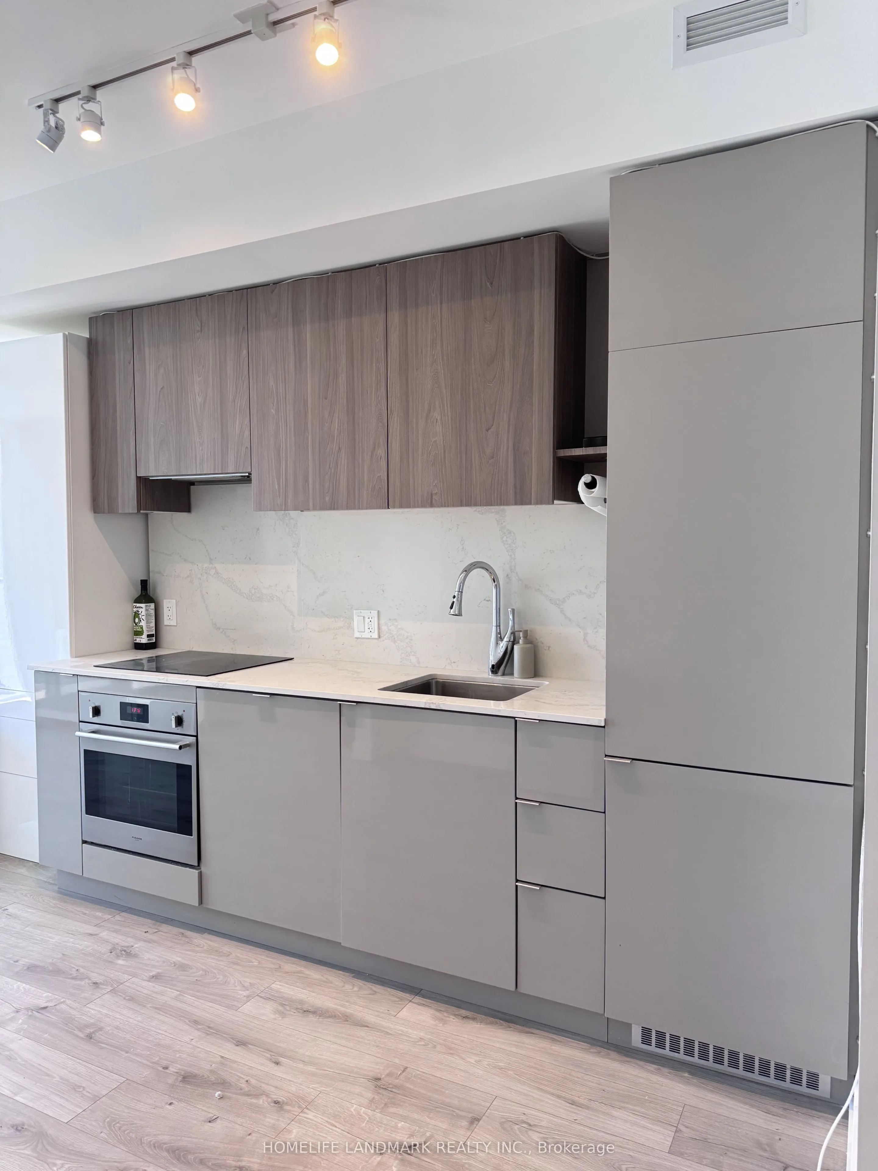 161 Roehampton Avenue #2211