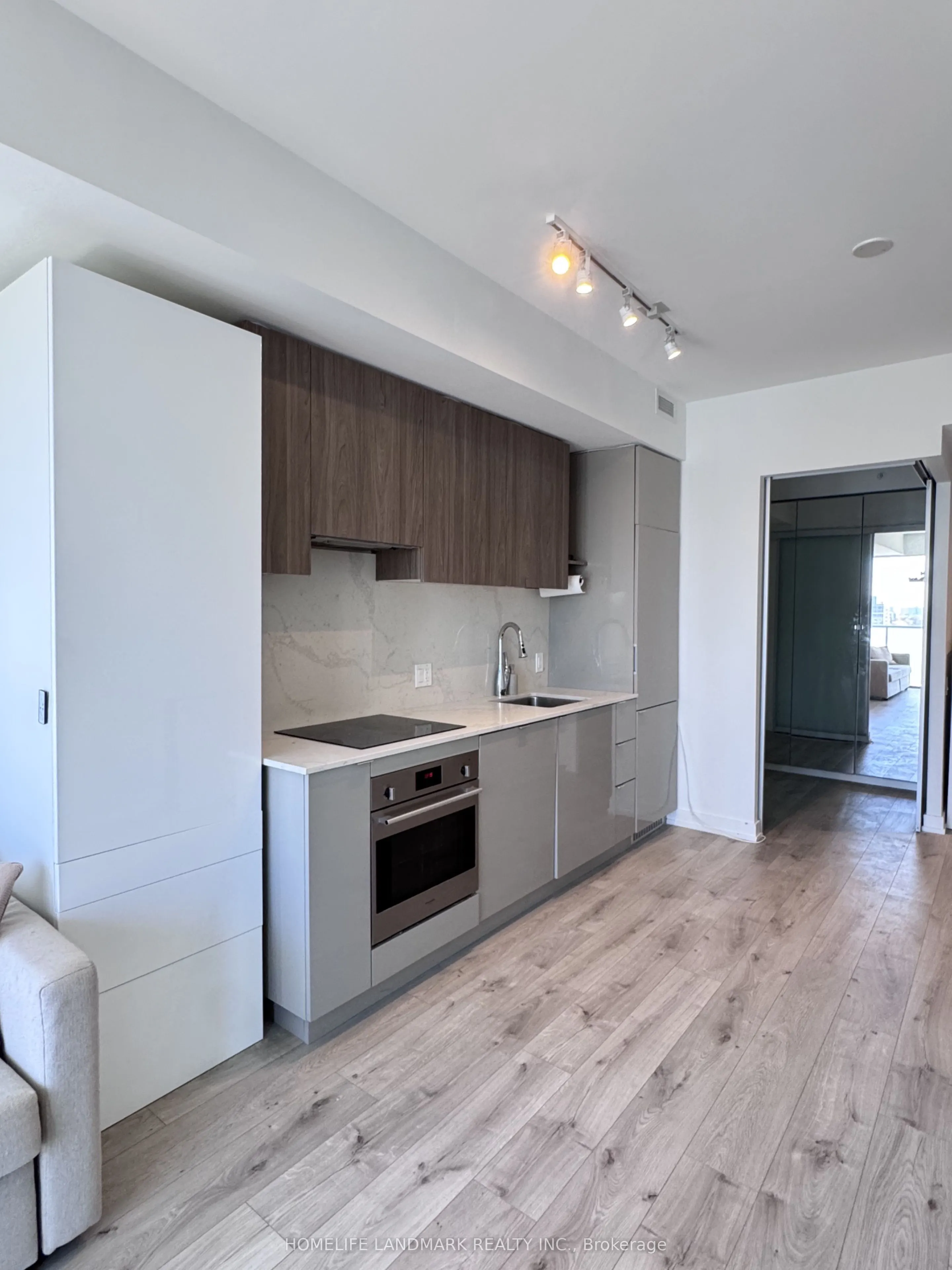 161 Roehampton Avenue #2211