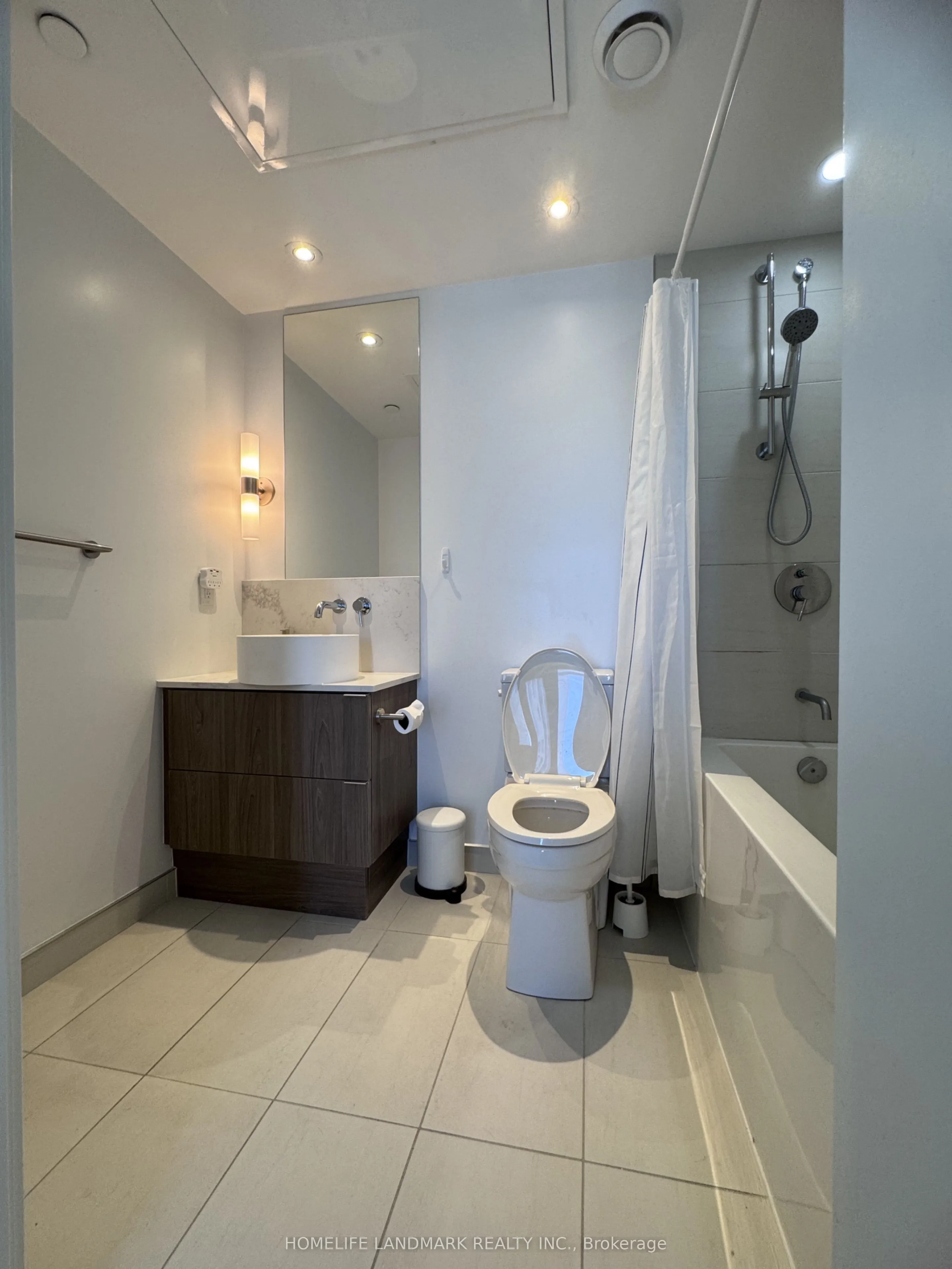 161 Roehampton Avenue #2211