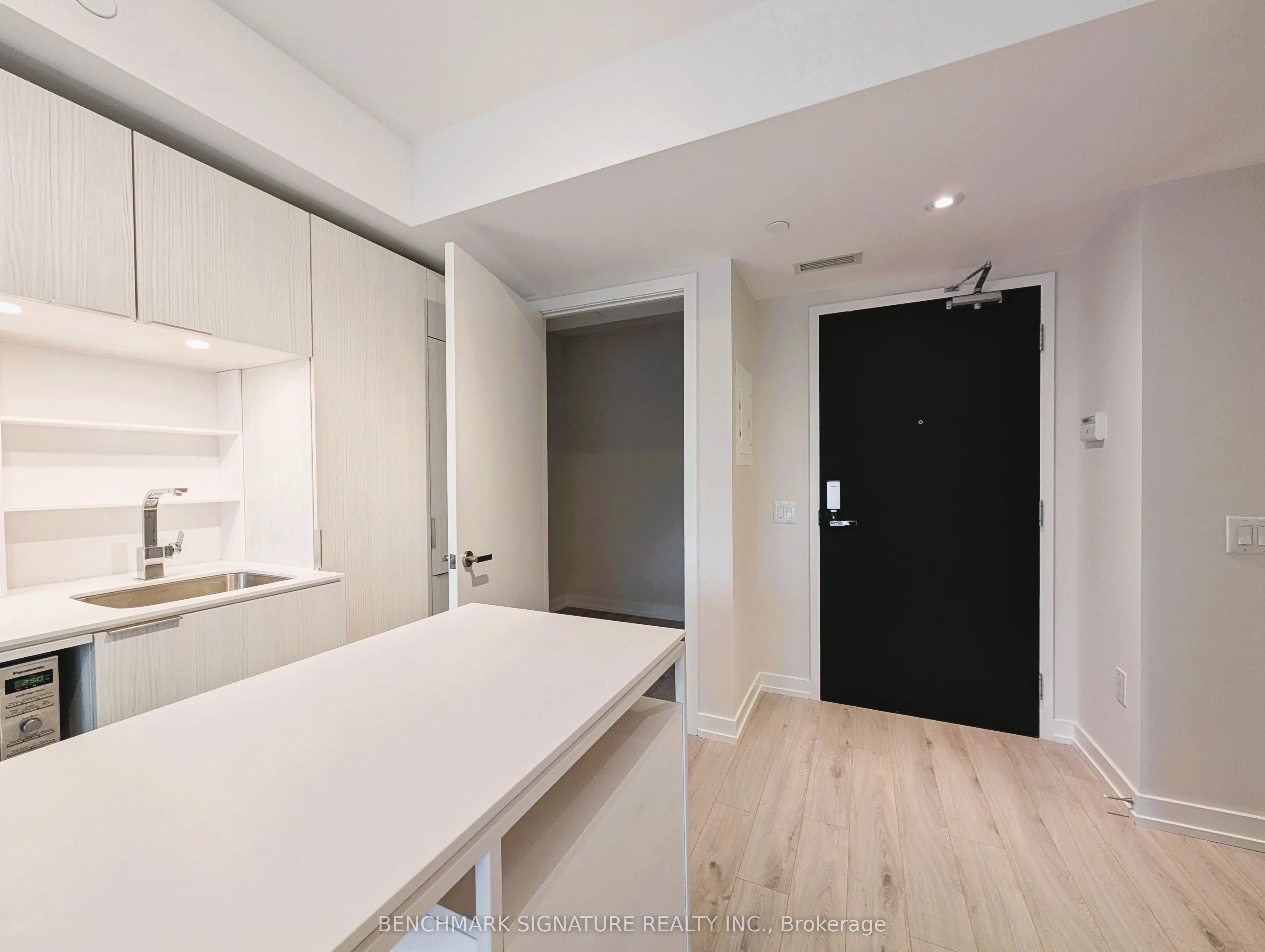 77 Shuter Street #1812
