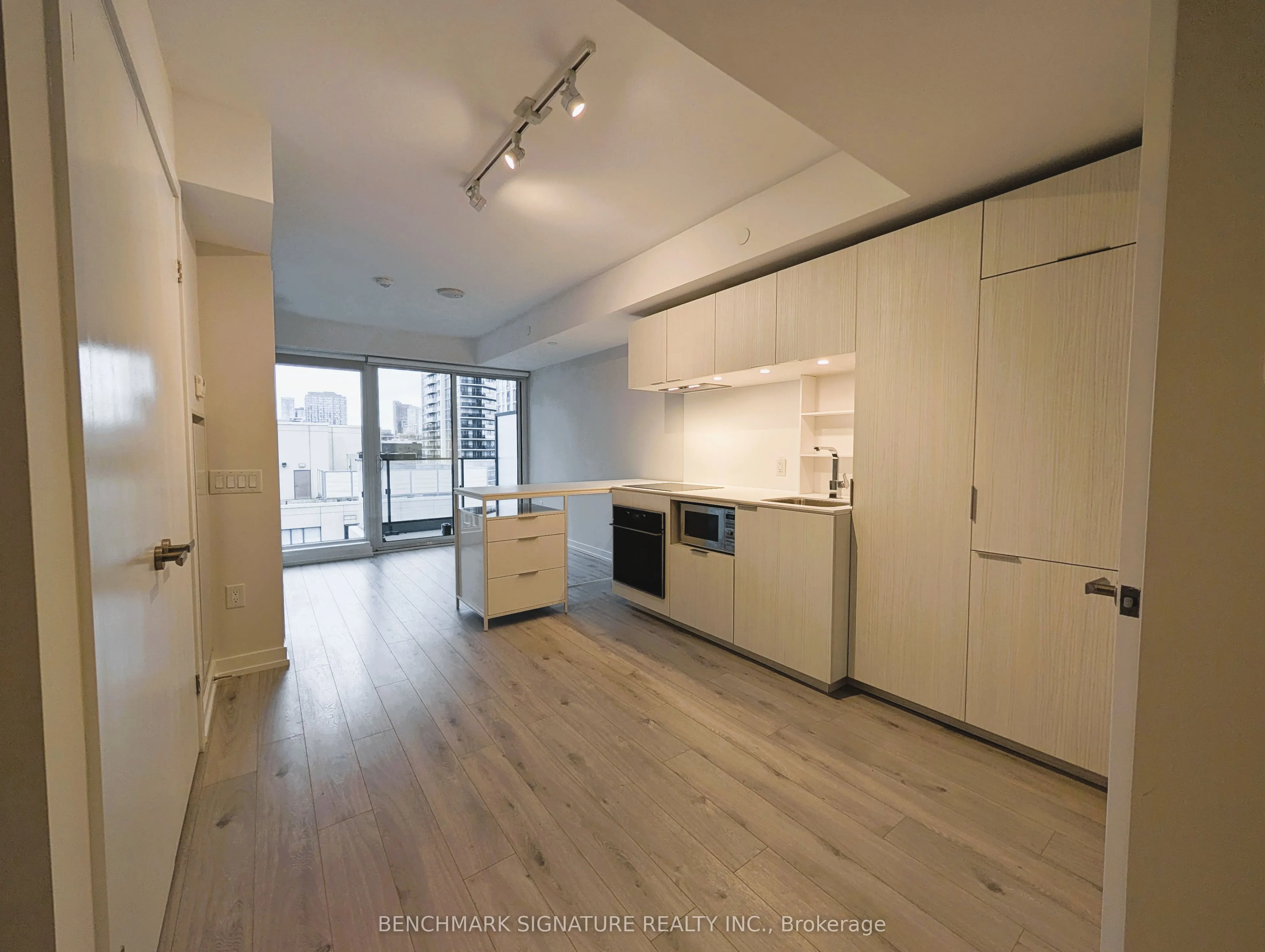 77 Shuter Street #1812