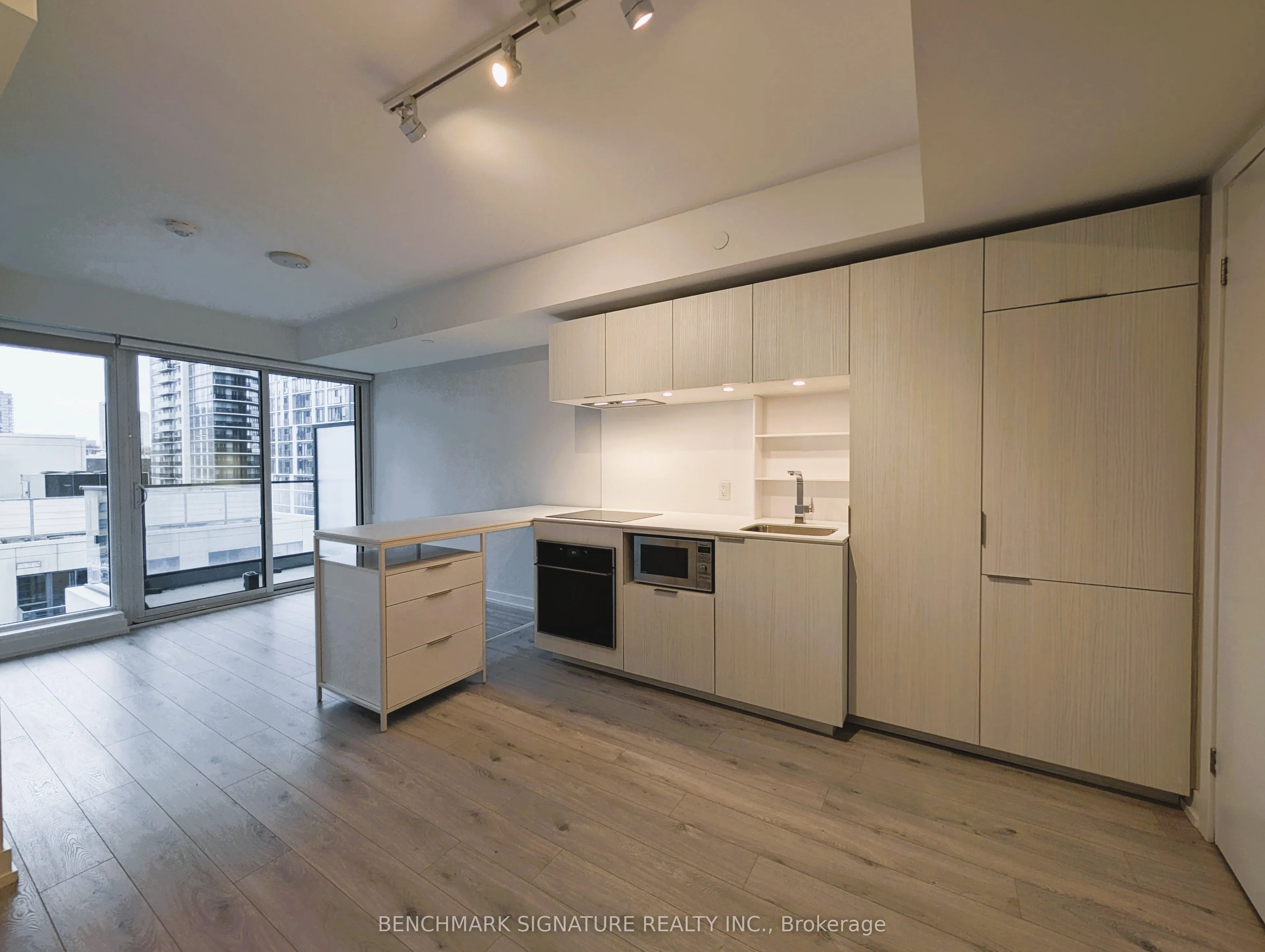 77 Shuter Street #1812