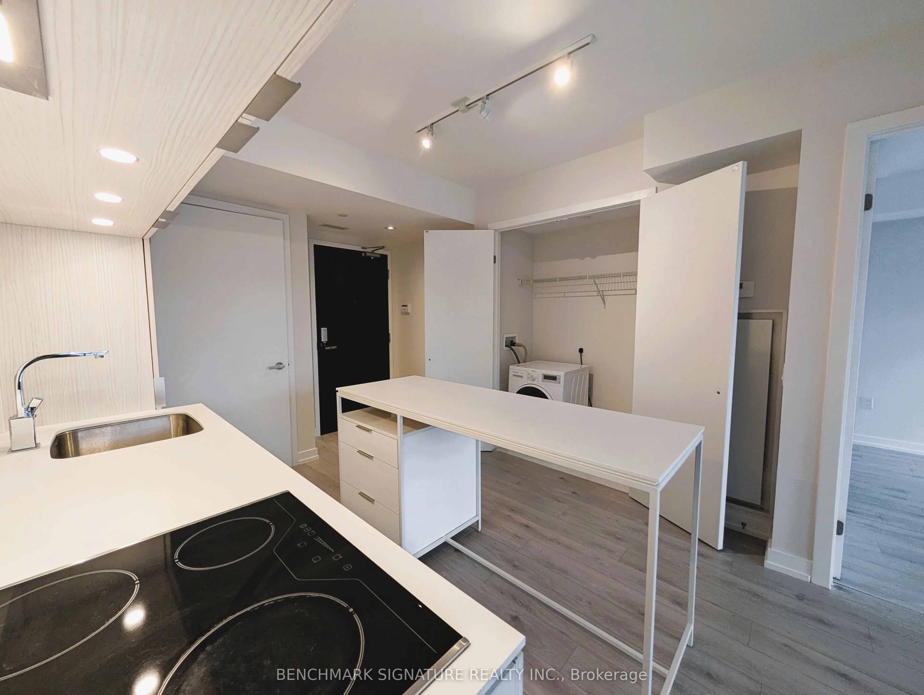 77 Shuter Street #1812