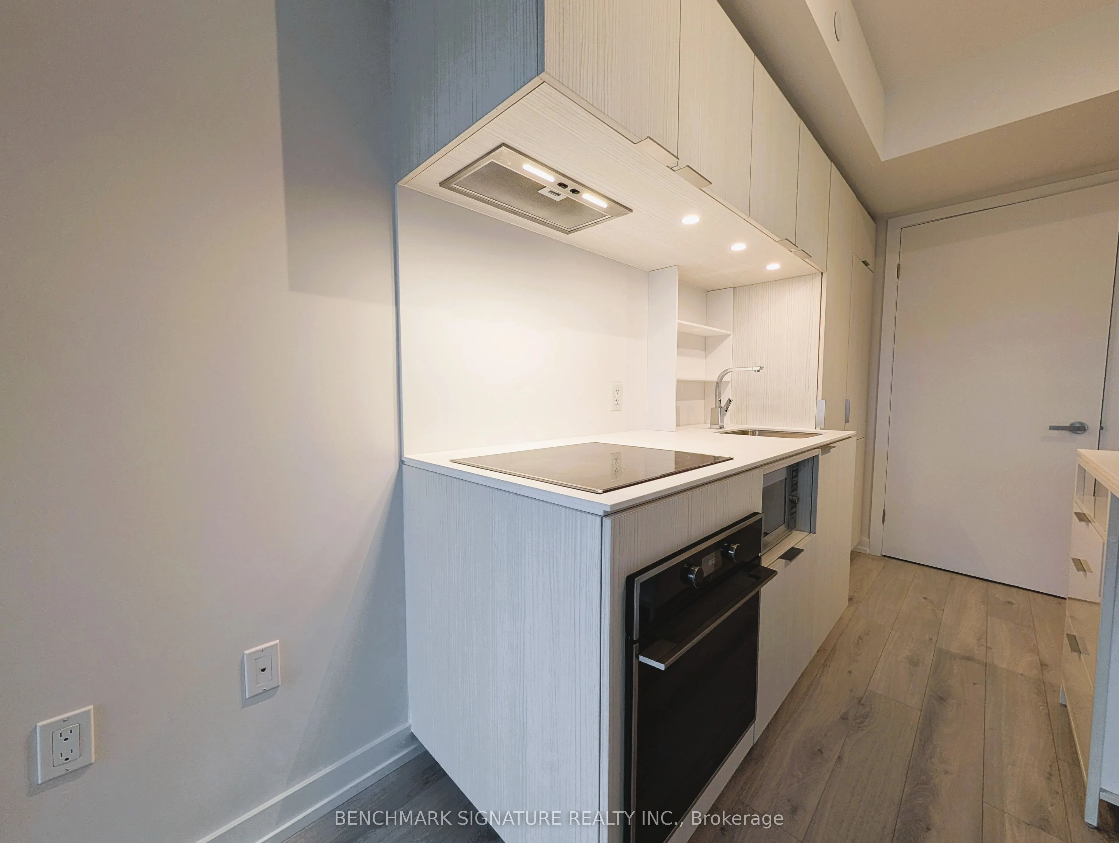 77 Shuter Street #1812