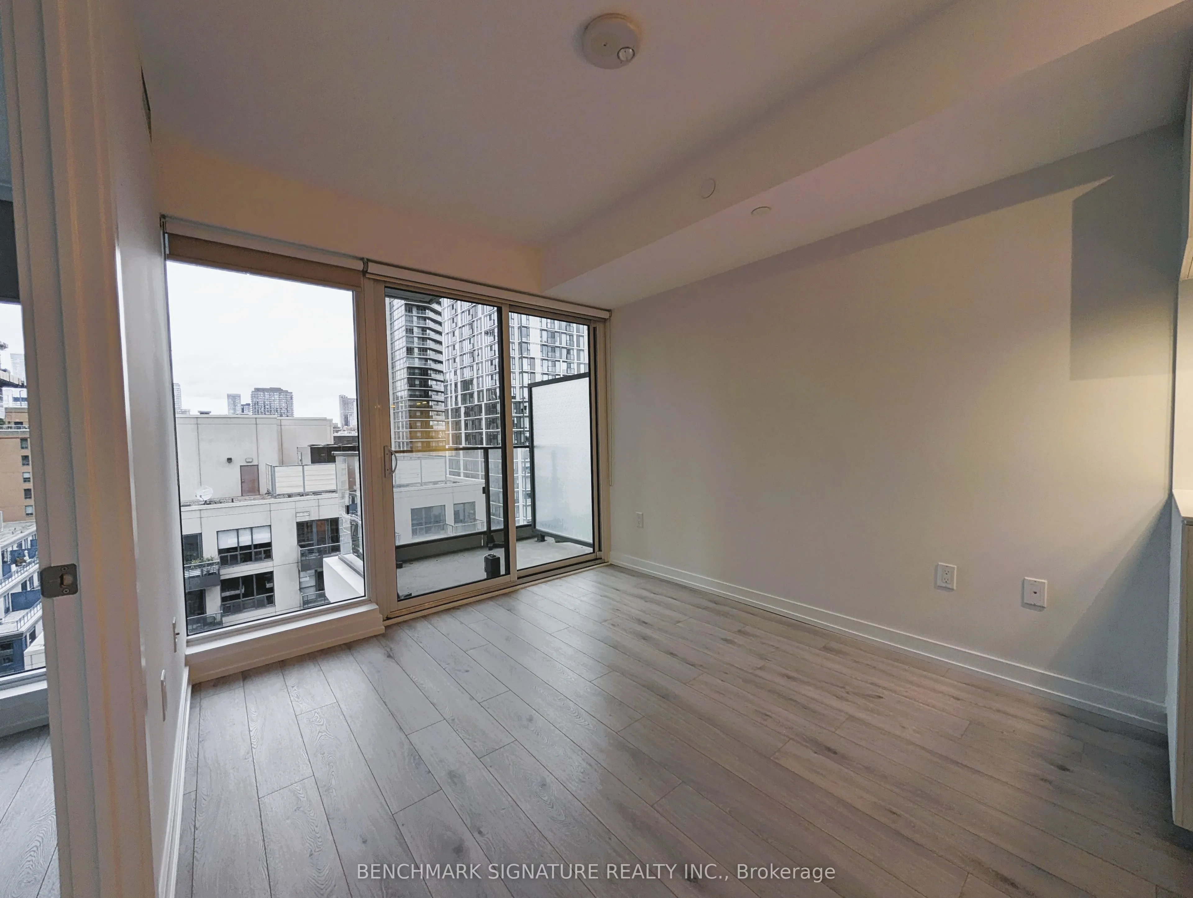 77 Shuter Street #1812