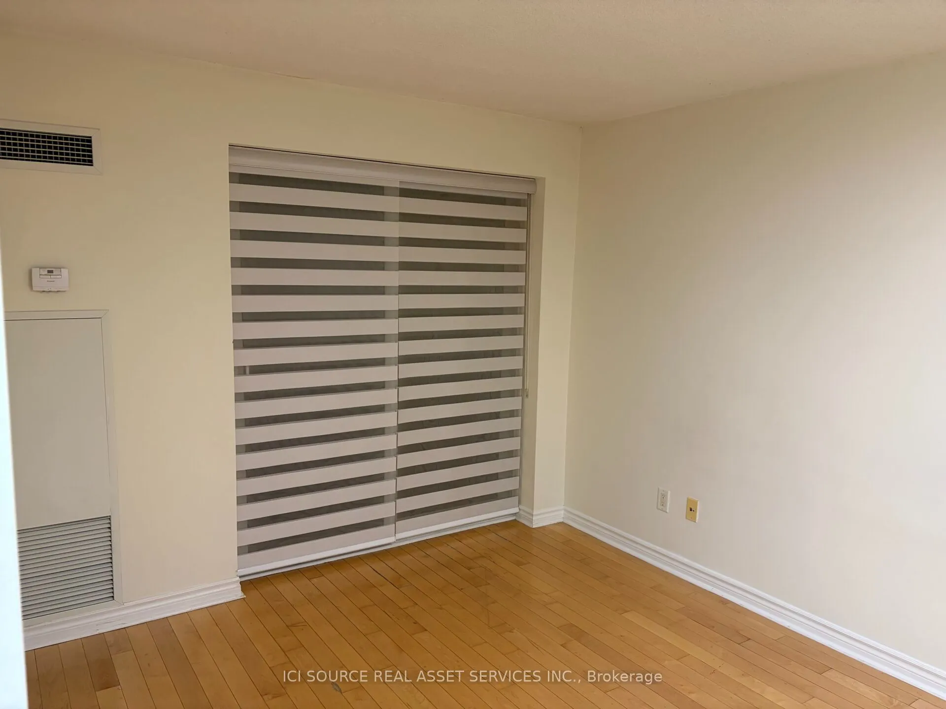 250 Wellington Street W #1445