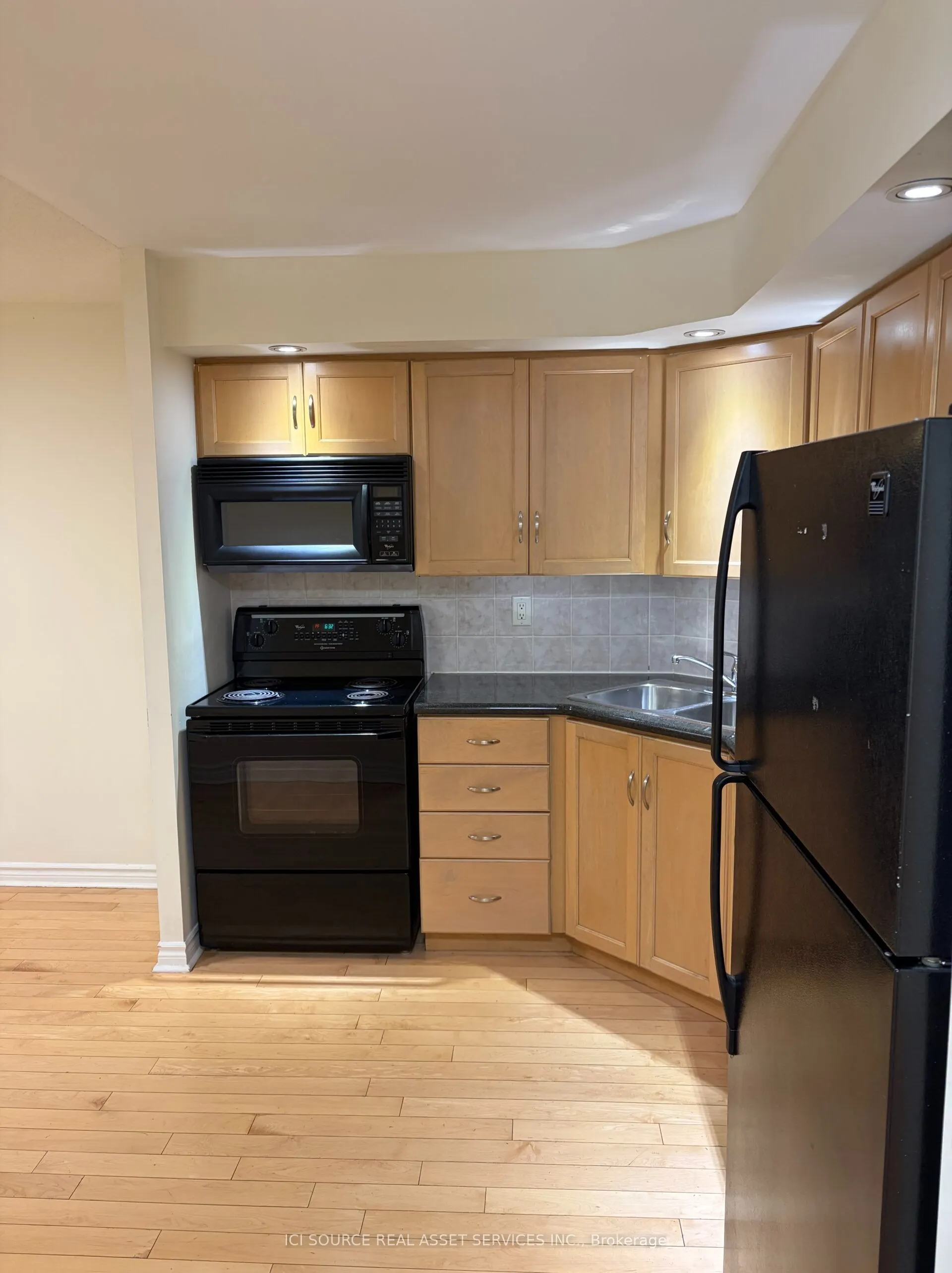 250 Wellington Street W #1445