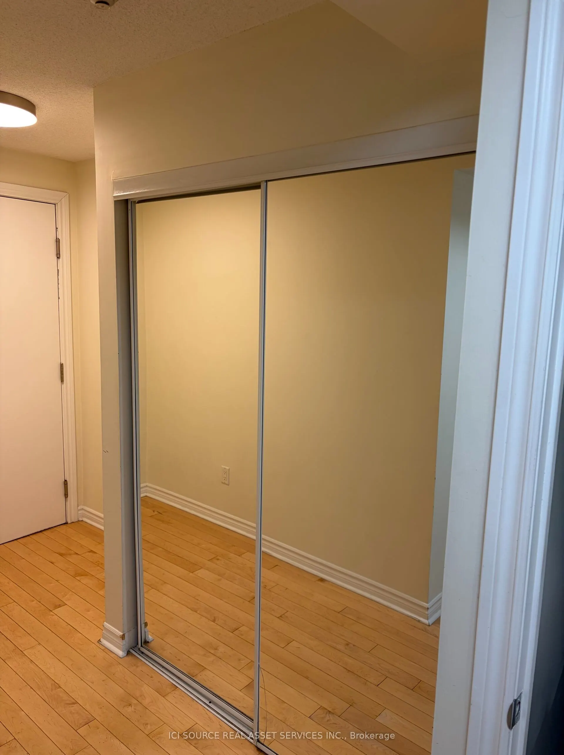 250 Wellington Street W #1445