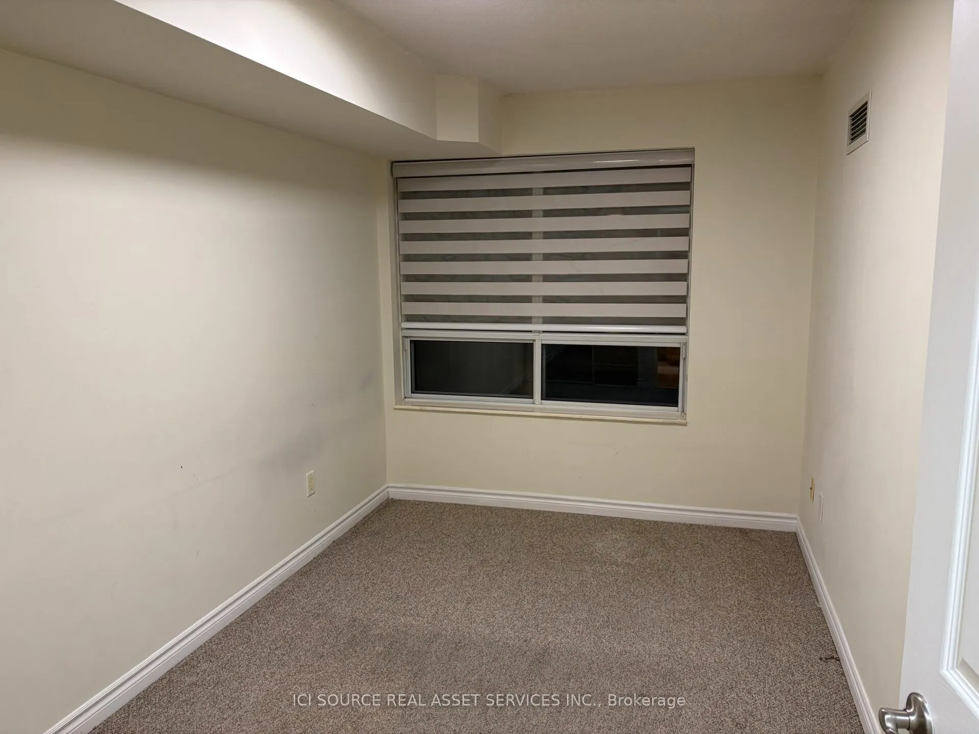 250 Wellington Street W #1445
