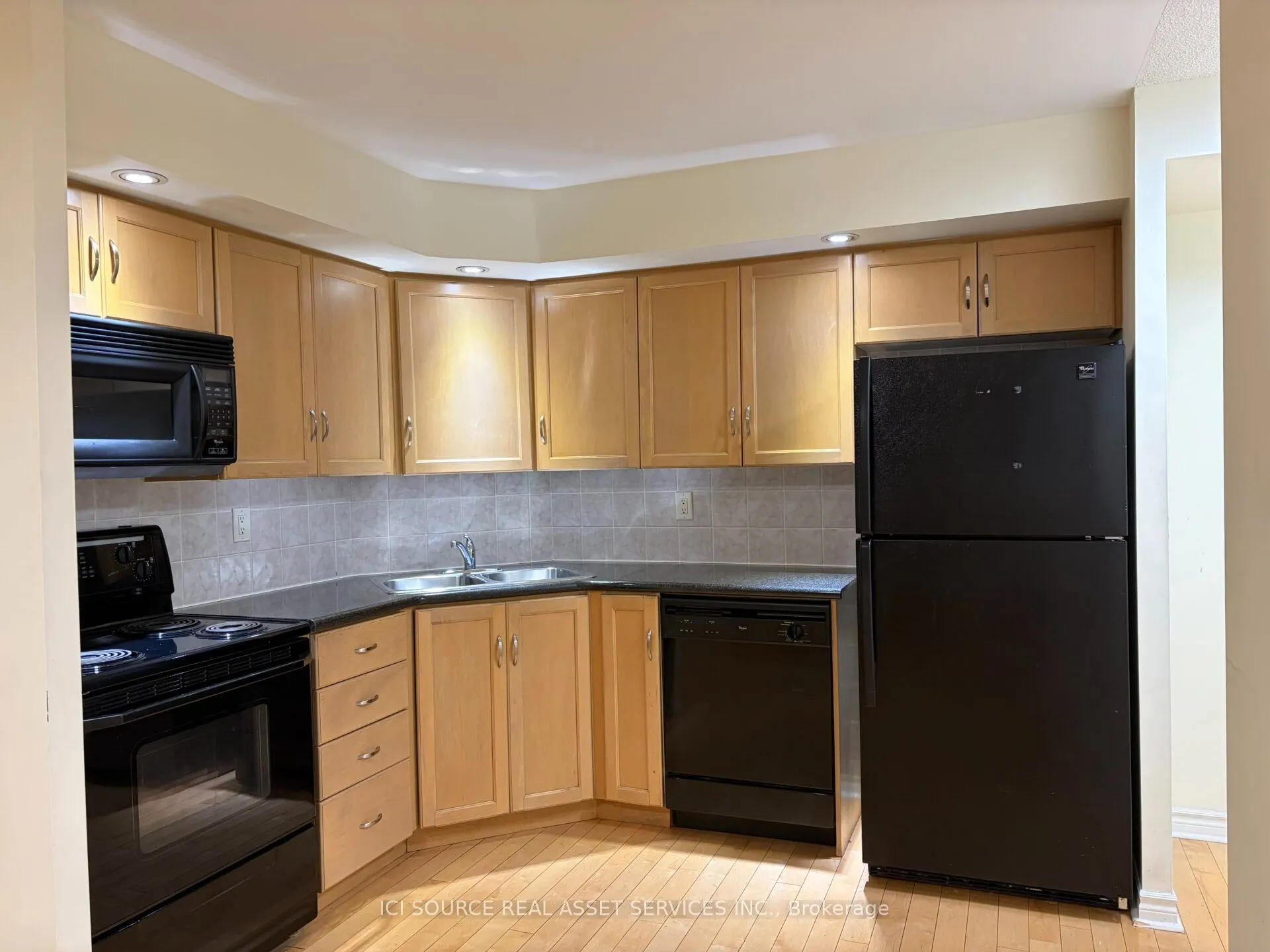 250 Wellington Street W #1445