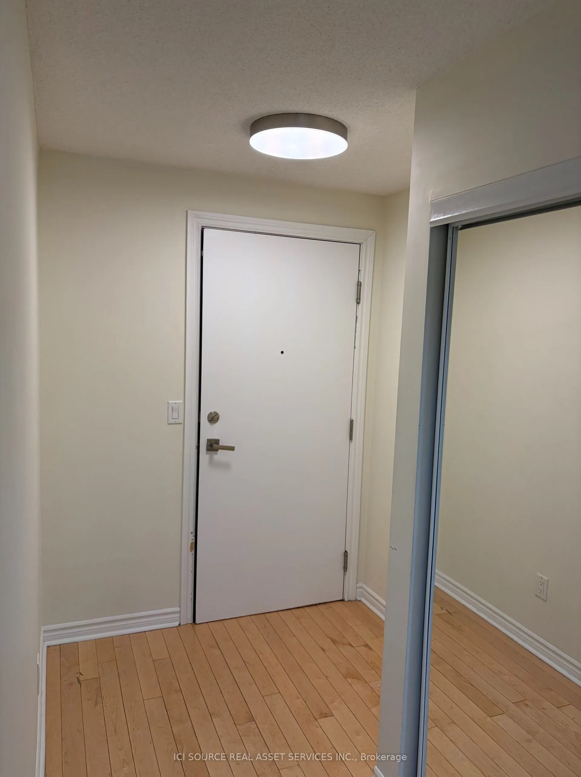250 Wellington Street W #1445