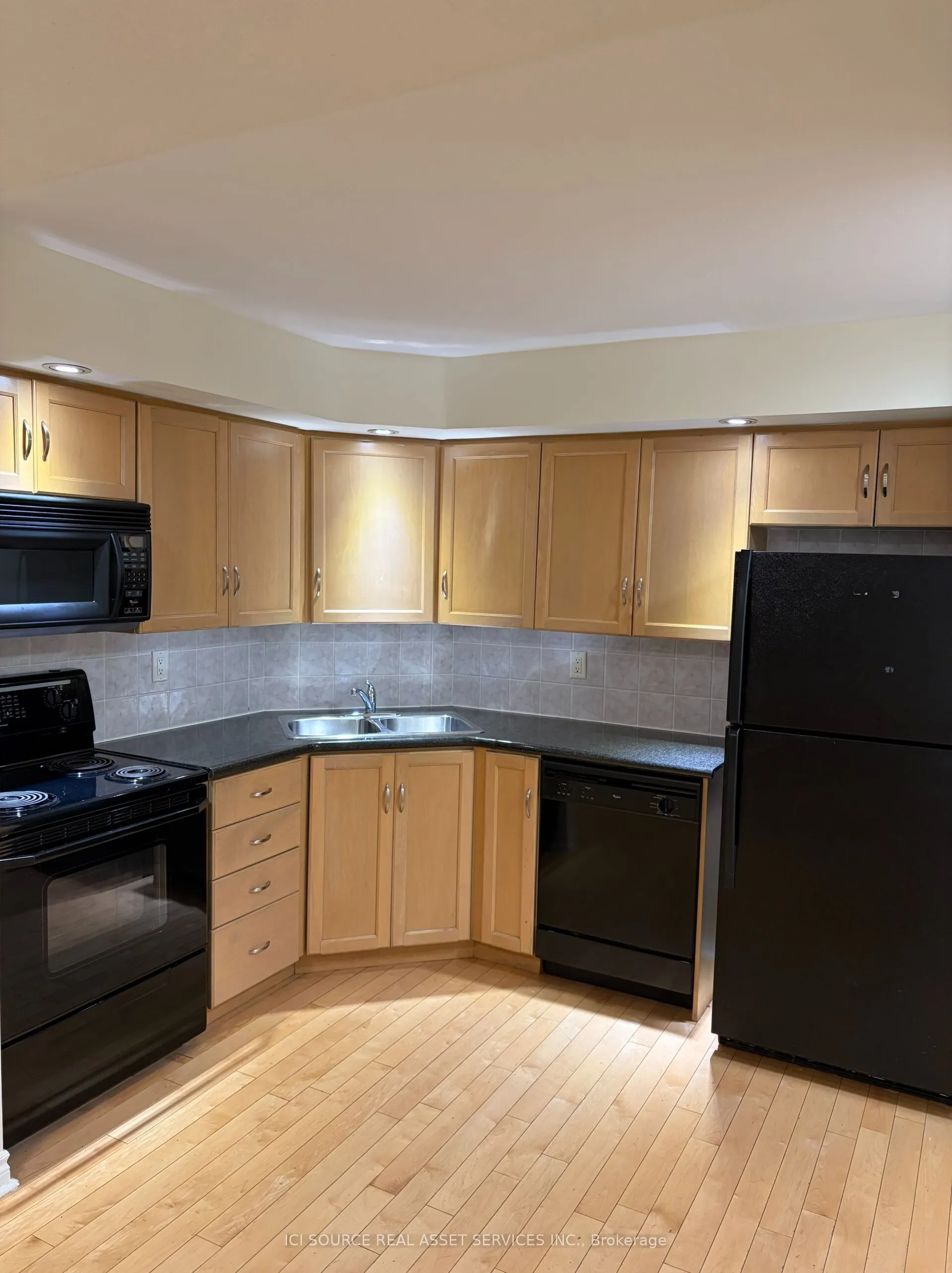 250 Wellington Street W #1445