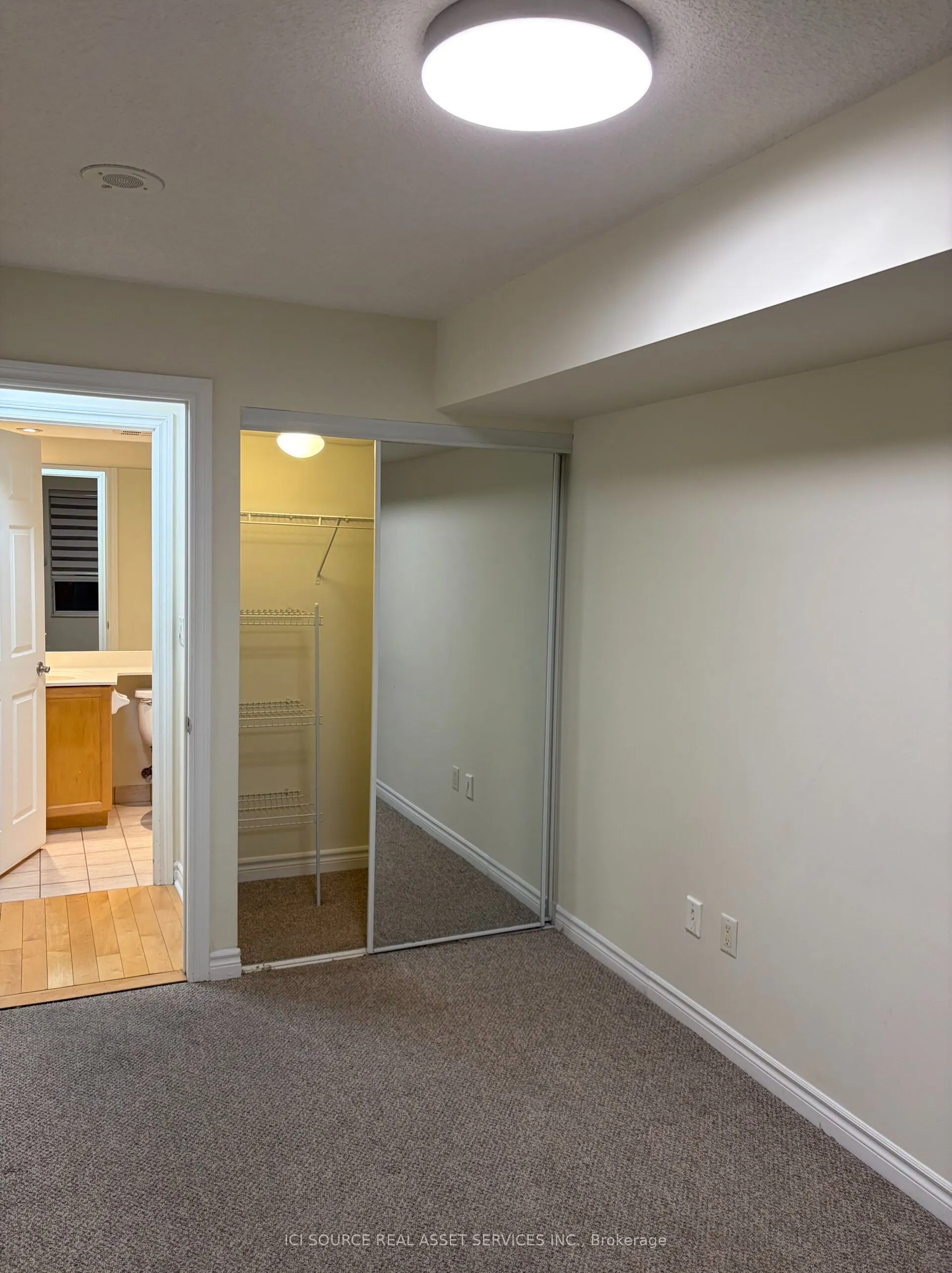 250 Wellington Street W #1445