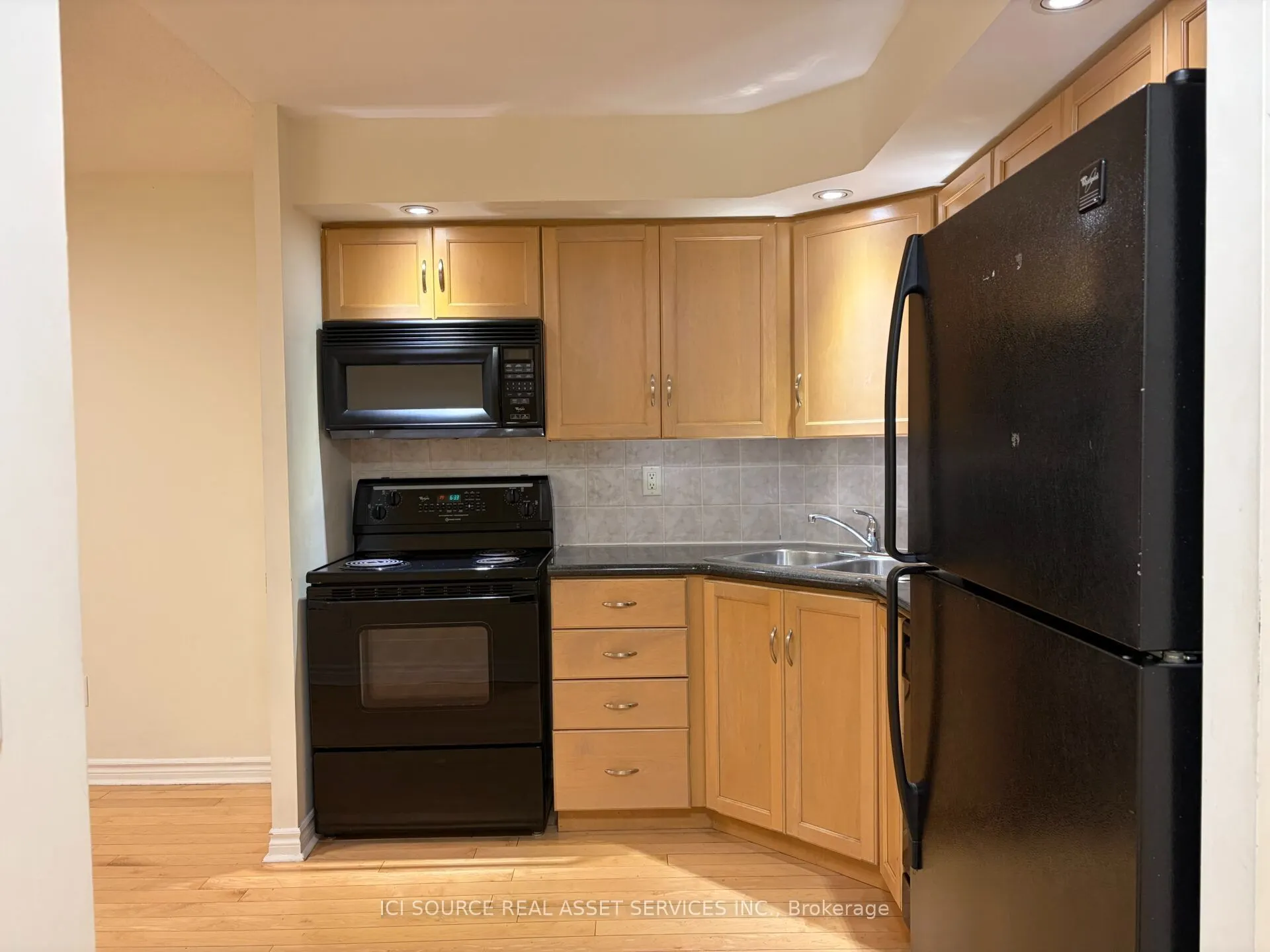 250 Wellington Street W #1445