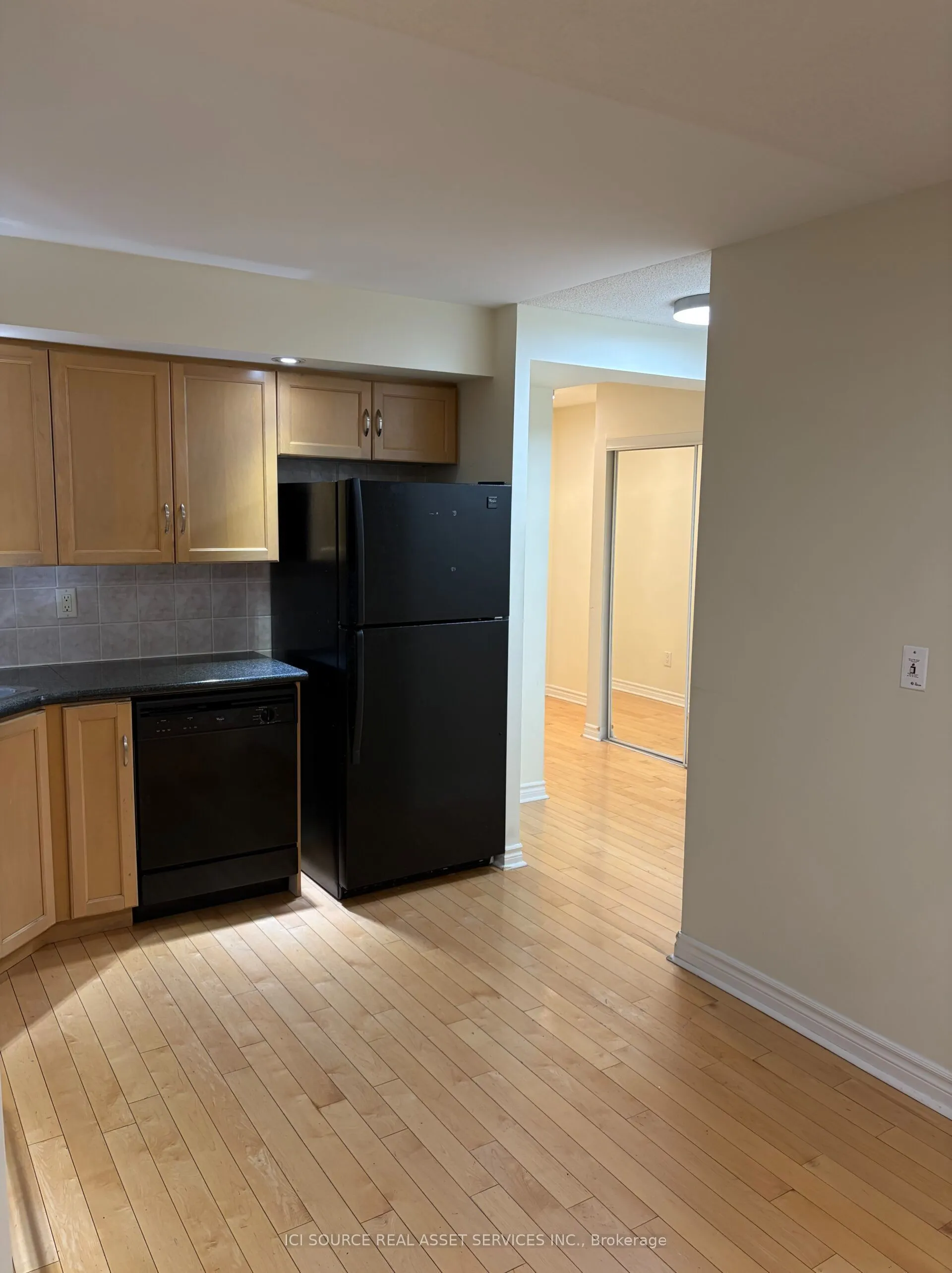 250 Wellington Street W #1445