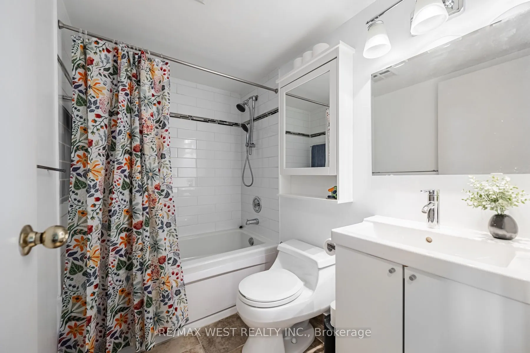 117 Gerrard Street E #404