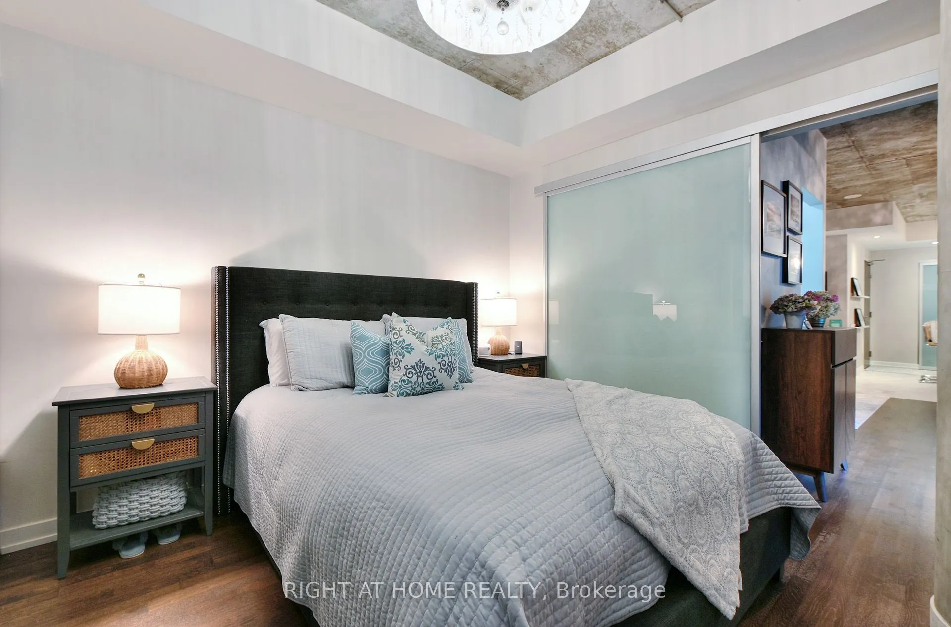 95 Bathurst Street #422