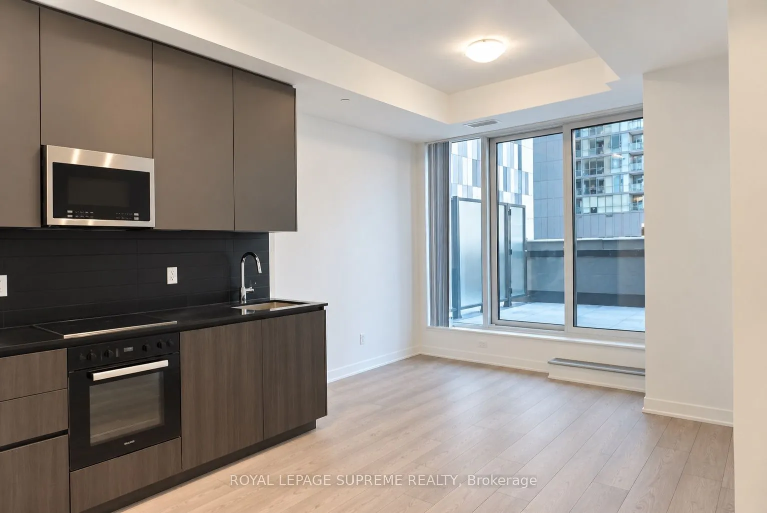 400 King Street W #810