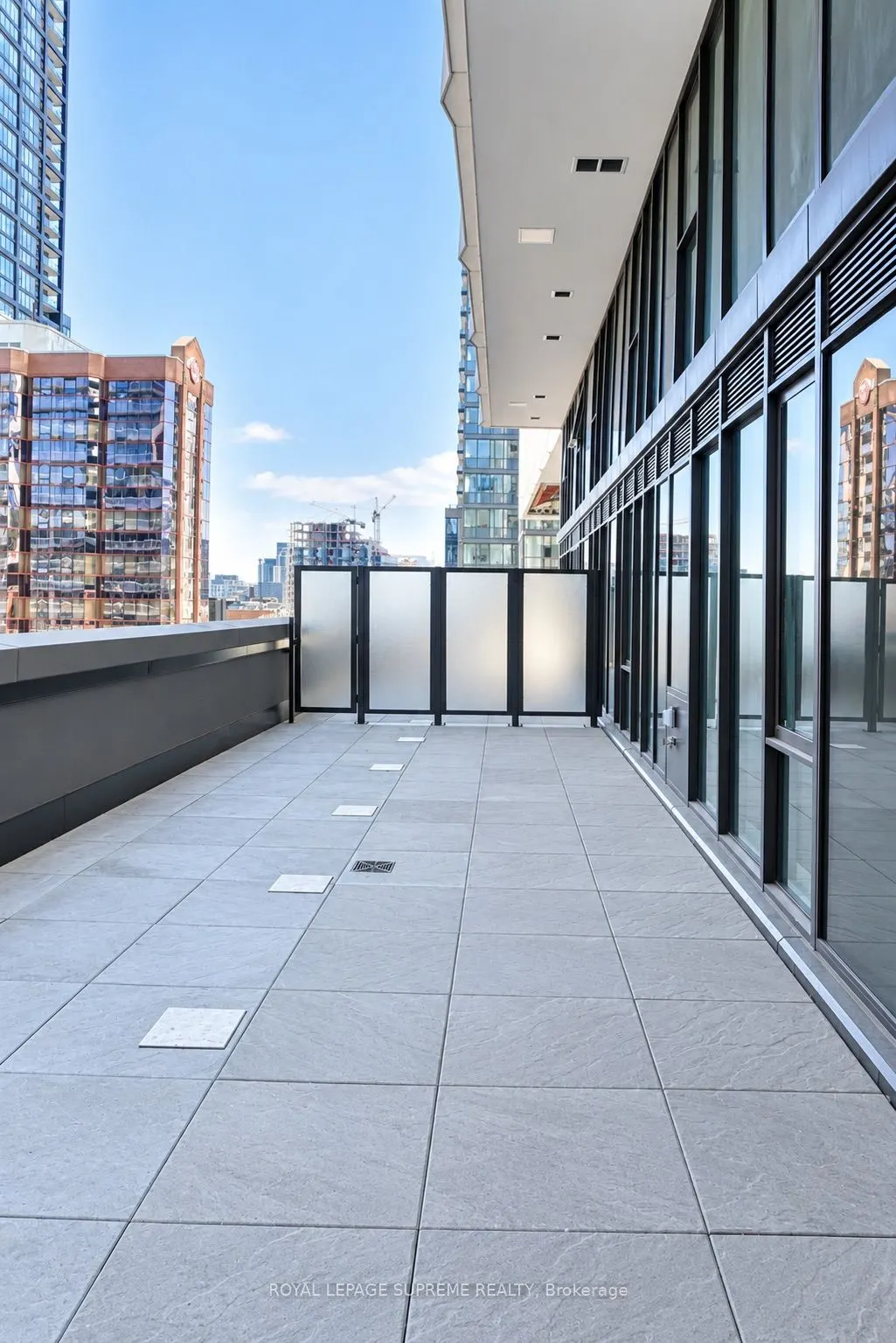 400 King Street W #810