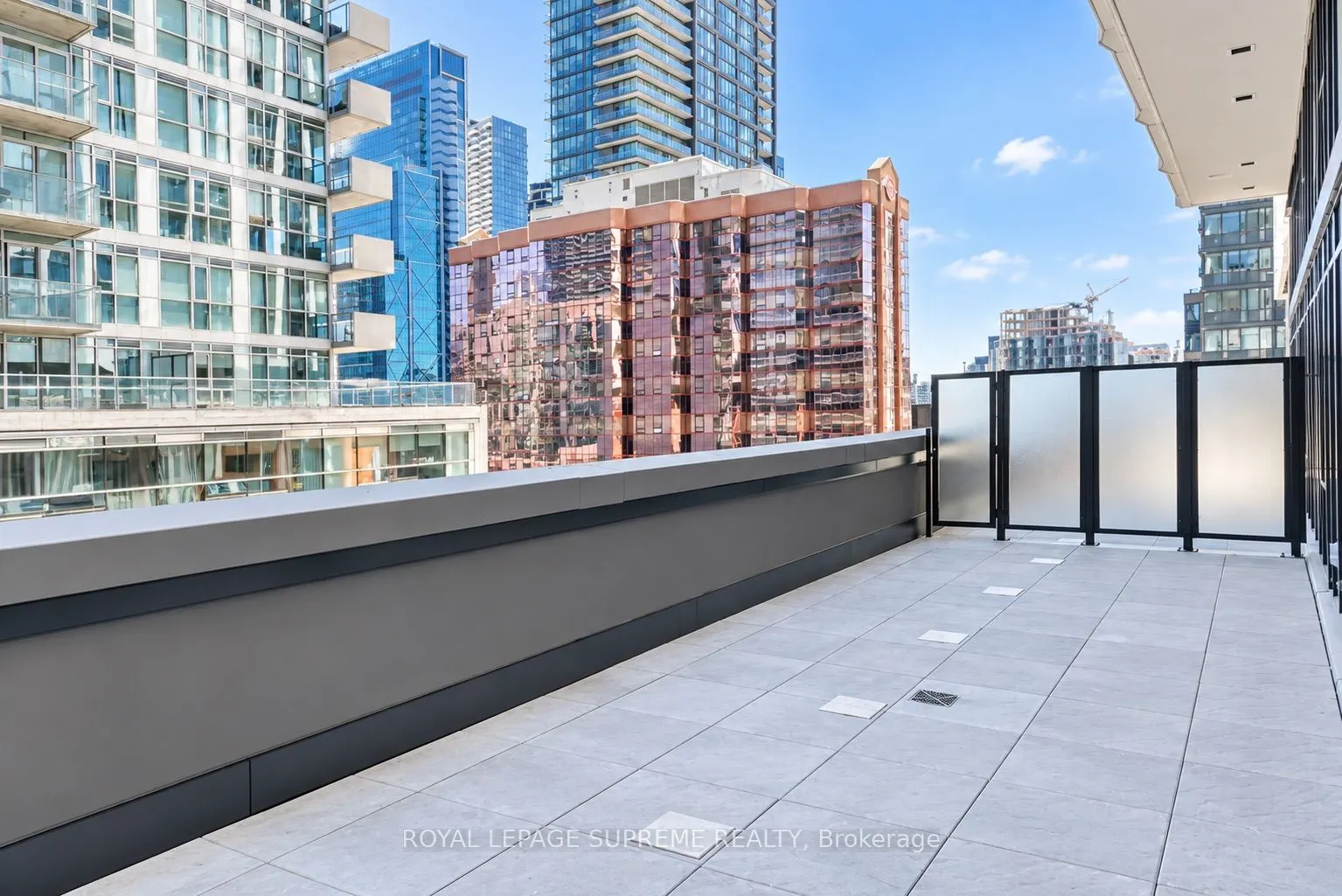 400 King Street W #810