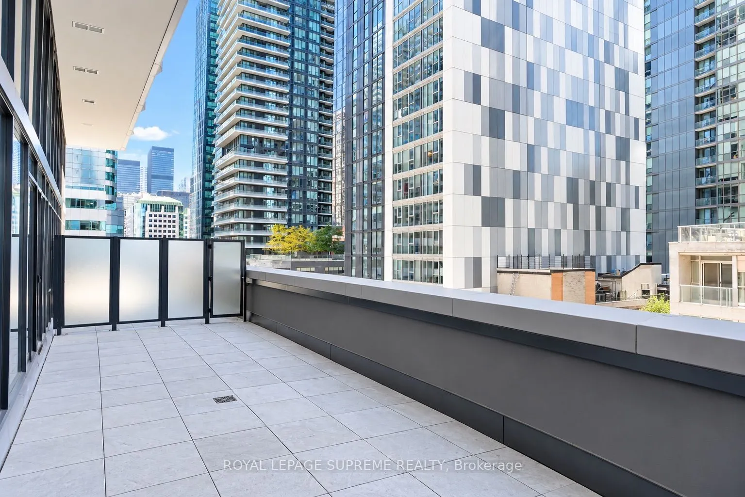 400 King Street W #810