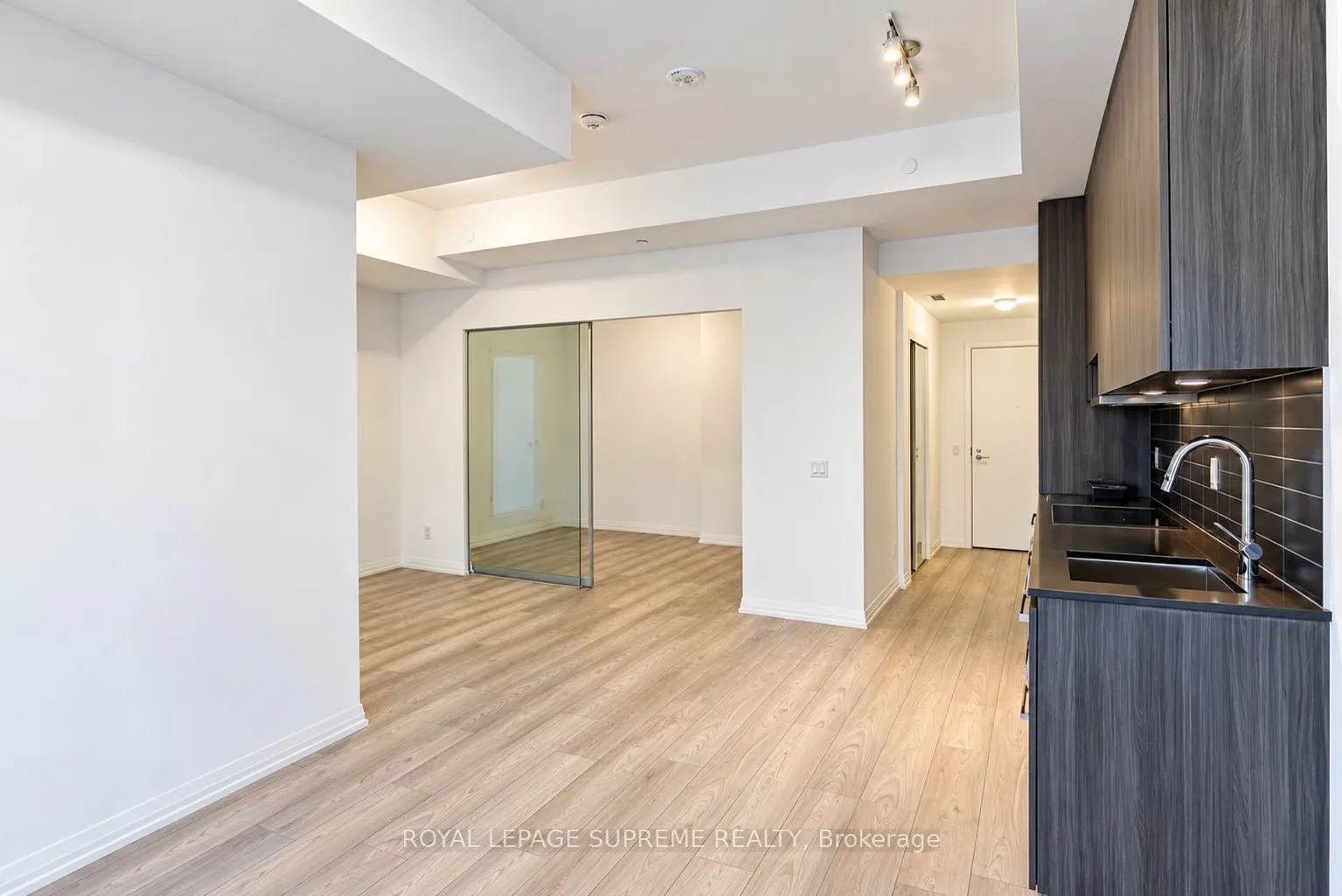 400 King Street W #810