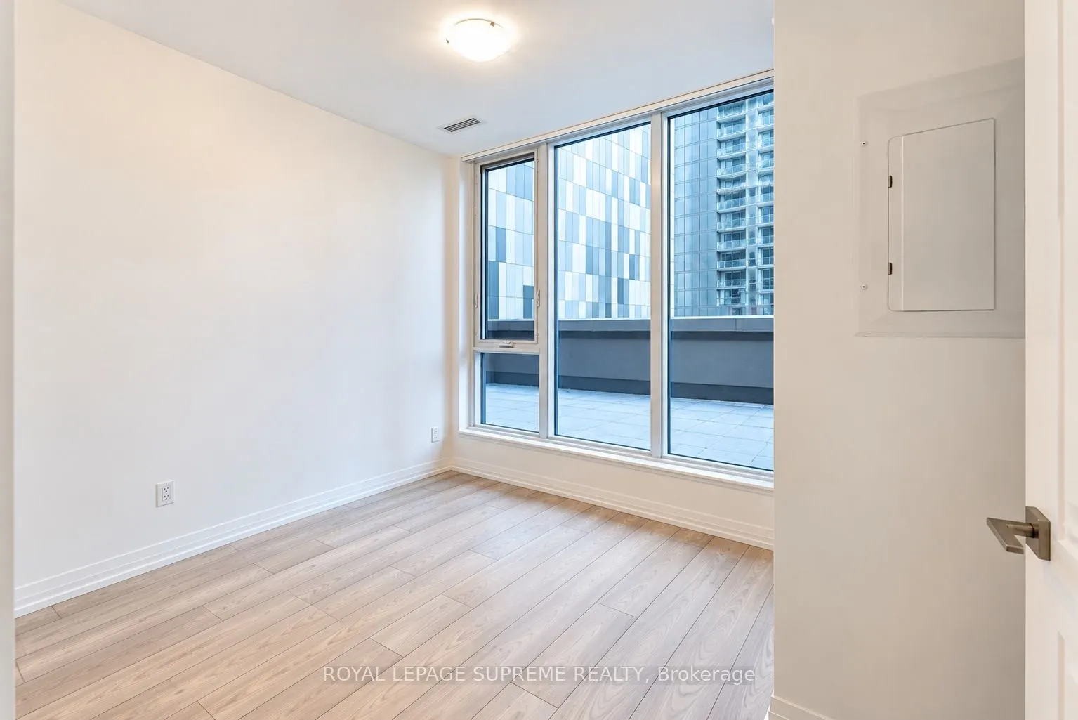 400 King Street W #810