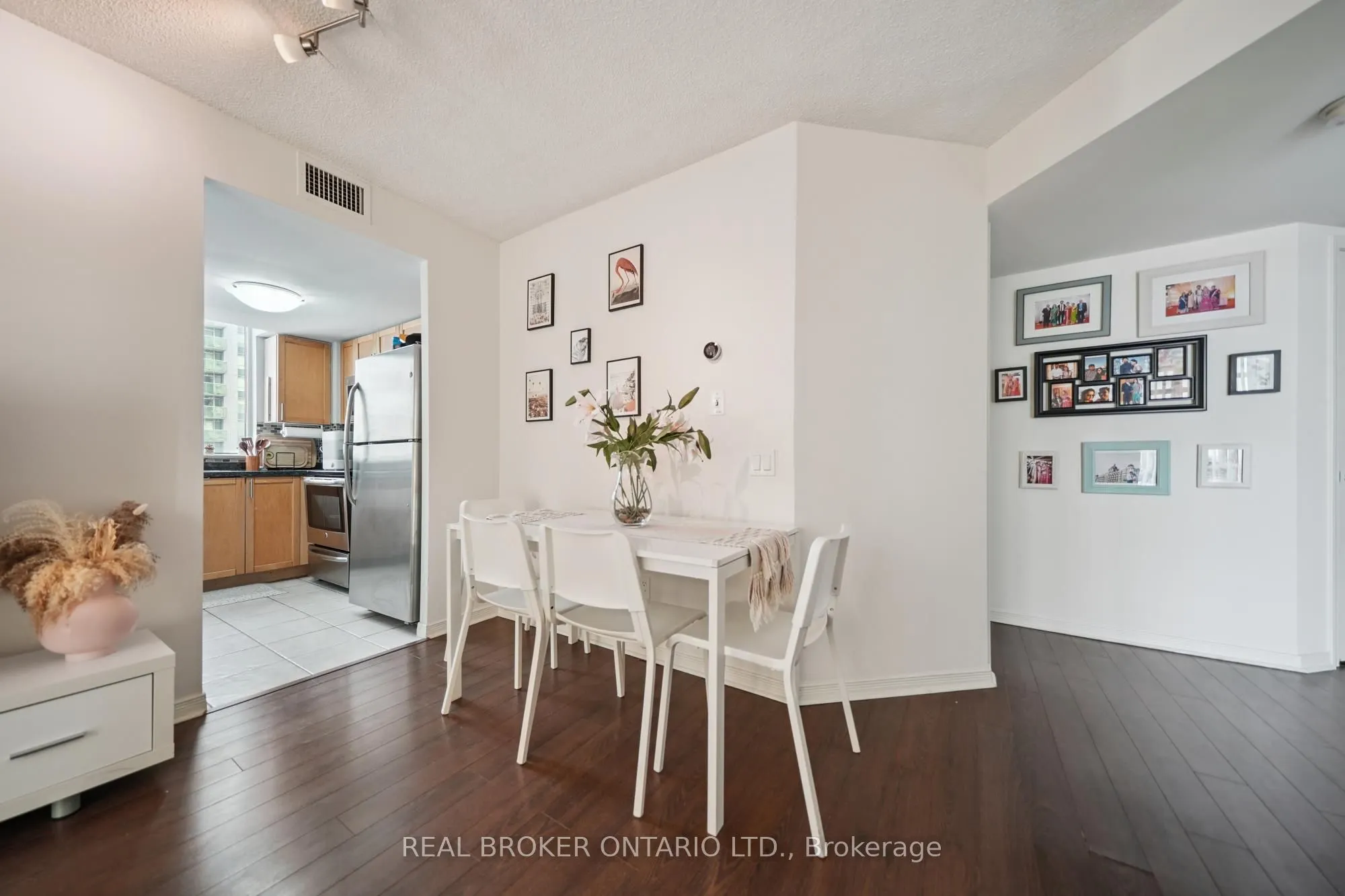 28 Harrison Garden Boulevard #808